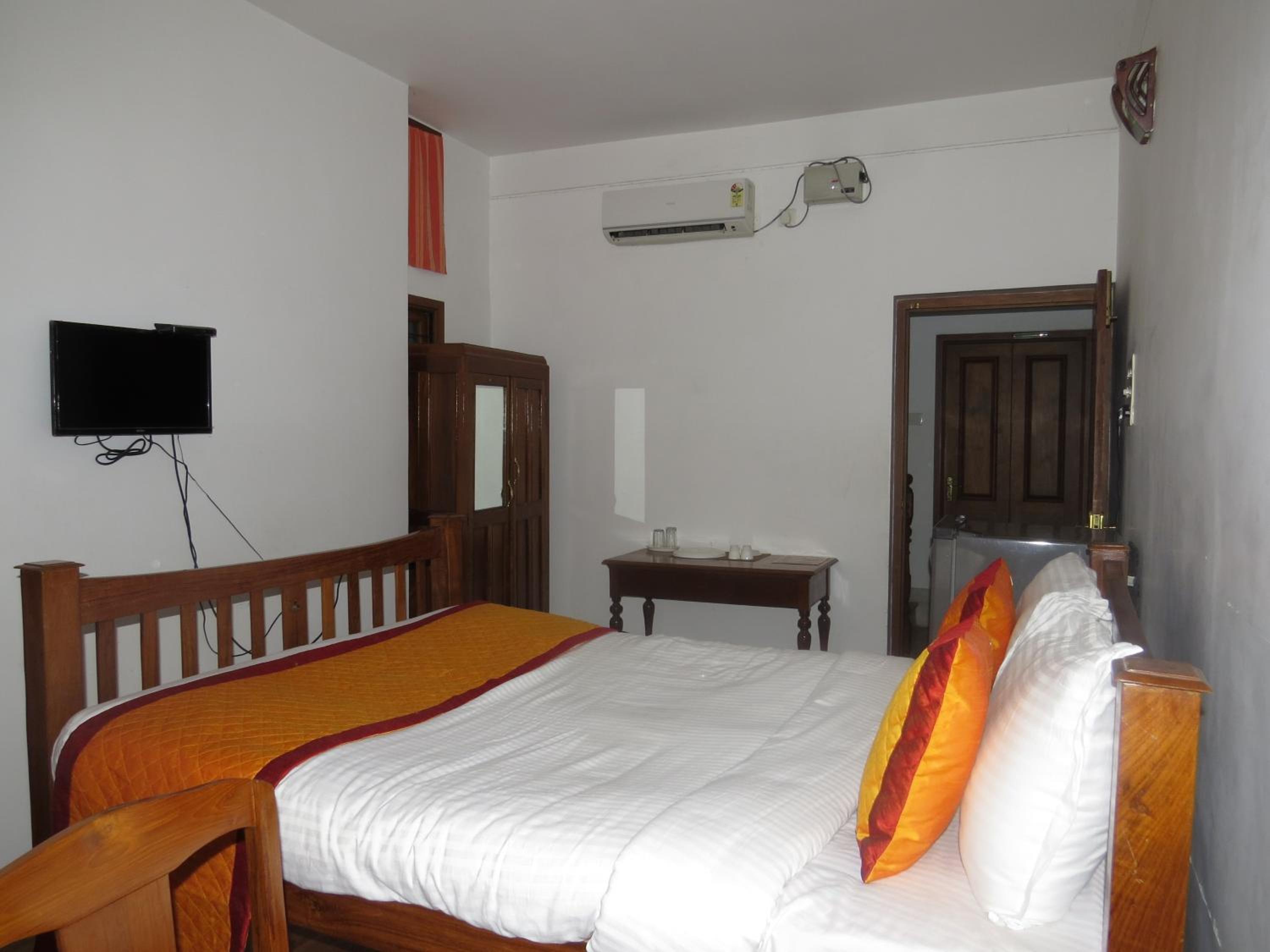 Queen Room with Balcony - Photo 7