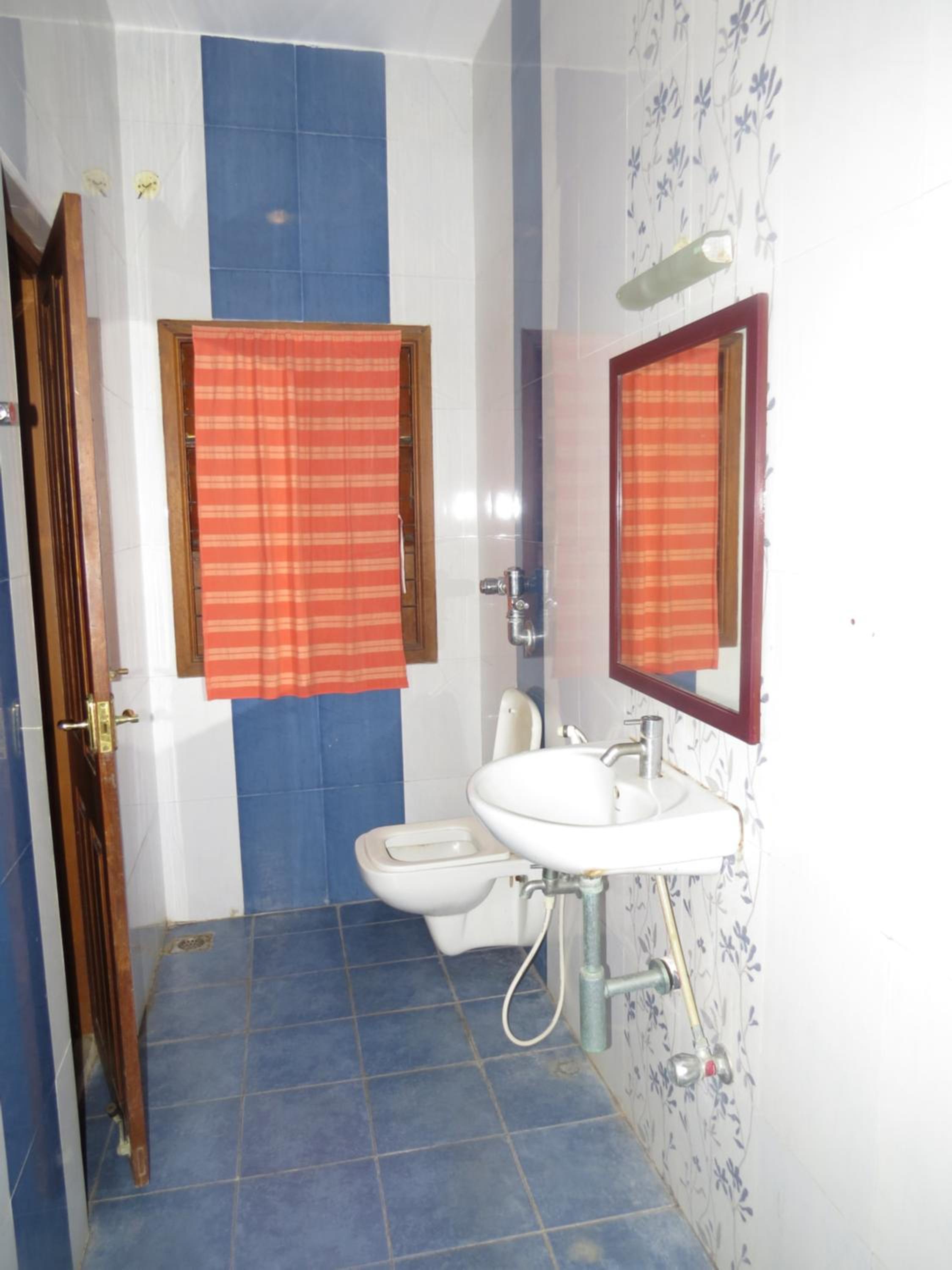 Queen Room with Balcony - Photo 8