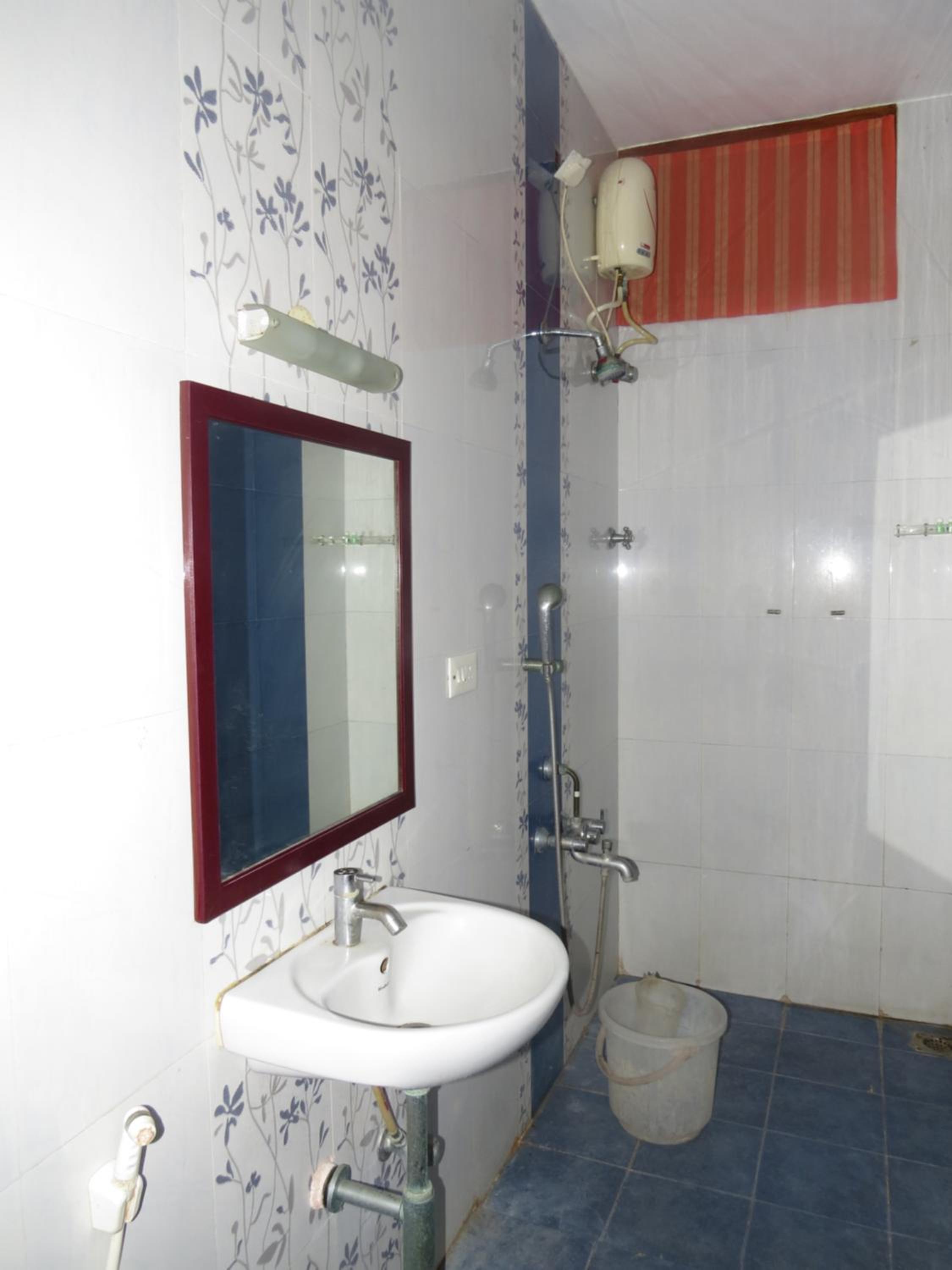Queen Room with Balcony - Photo 9