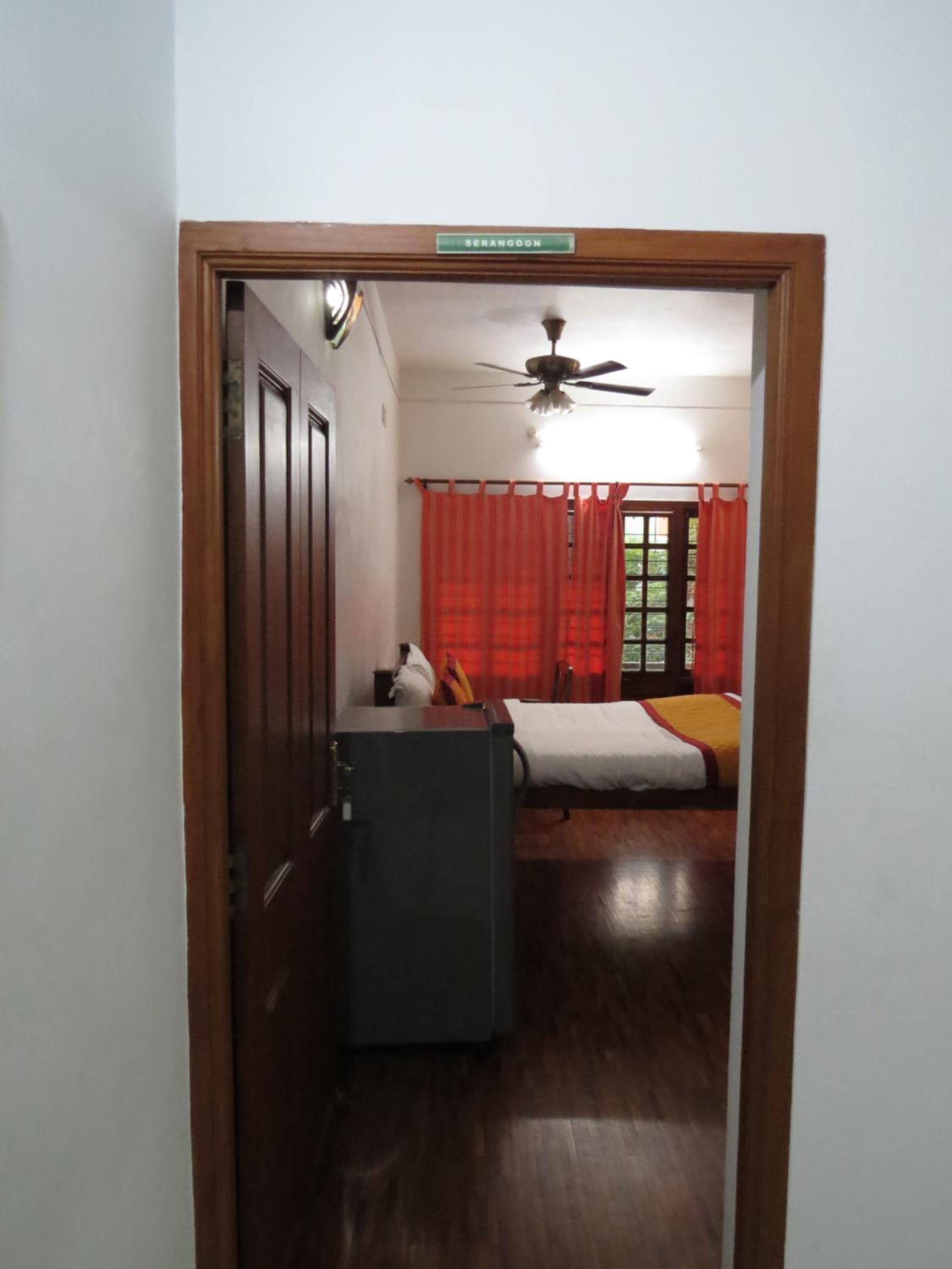 Queen Room with Balcony - Photo 11