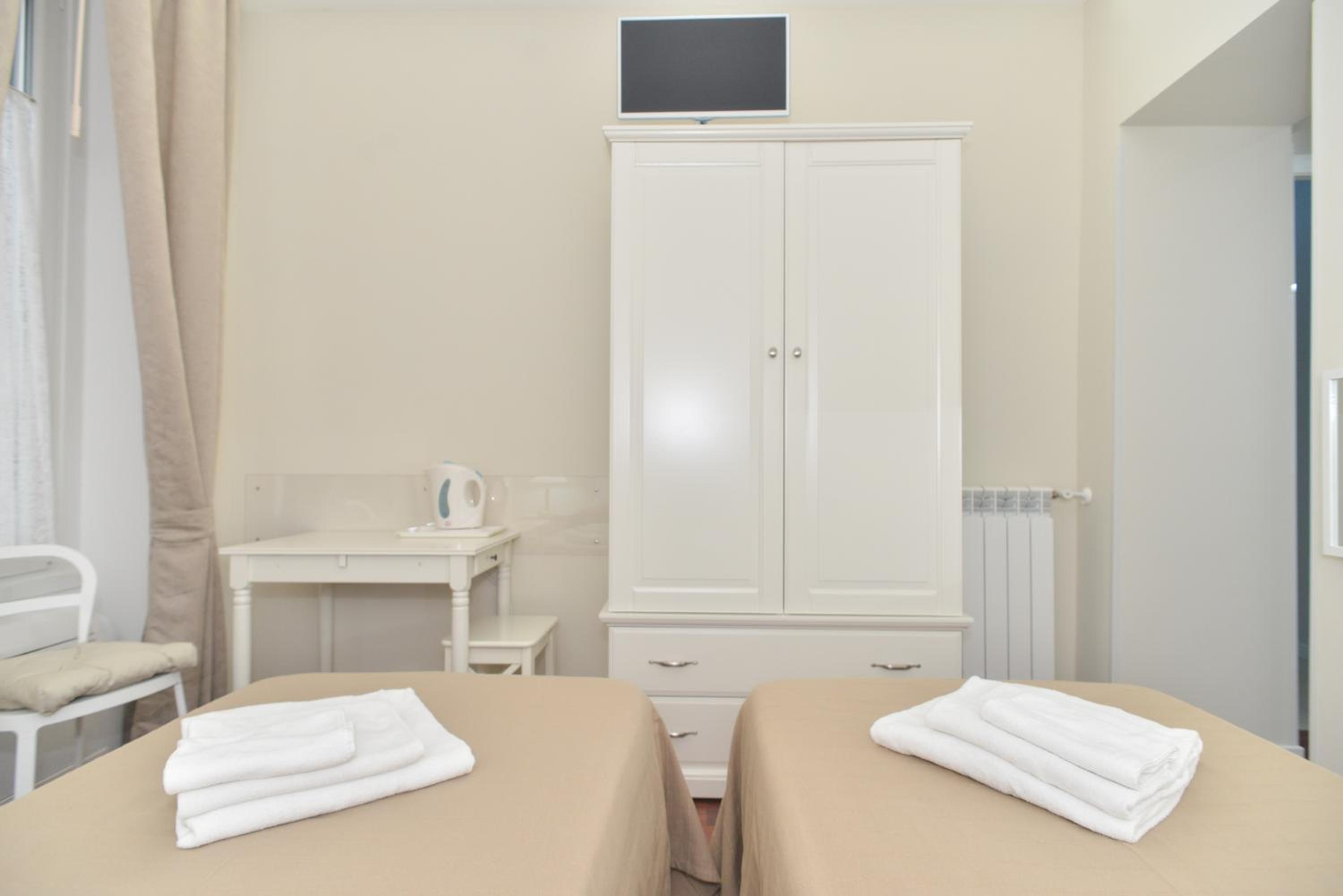 Double or Twin Room with Private Bathroom photo 3
