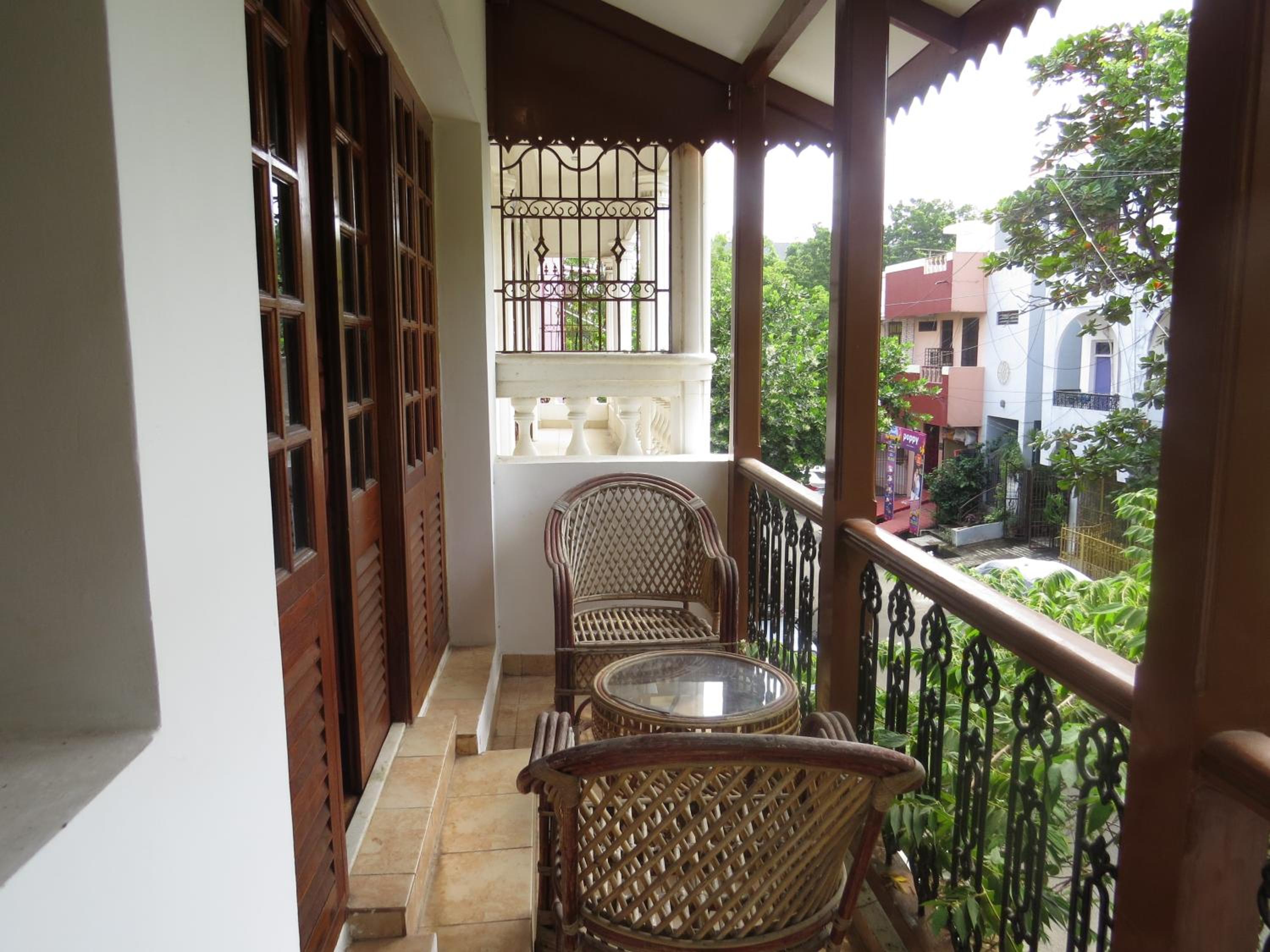 Queen Room with Balcony - Photo 10