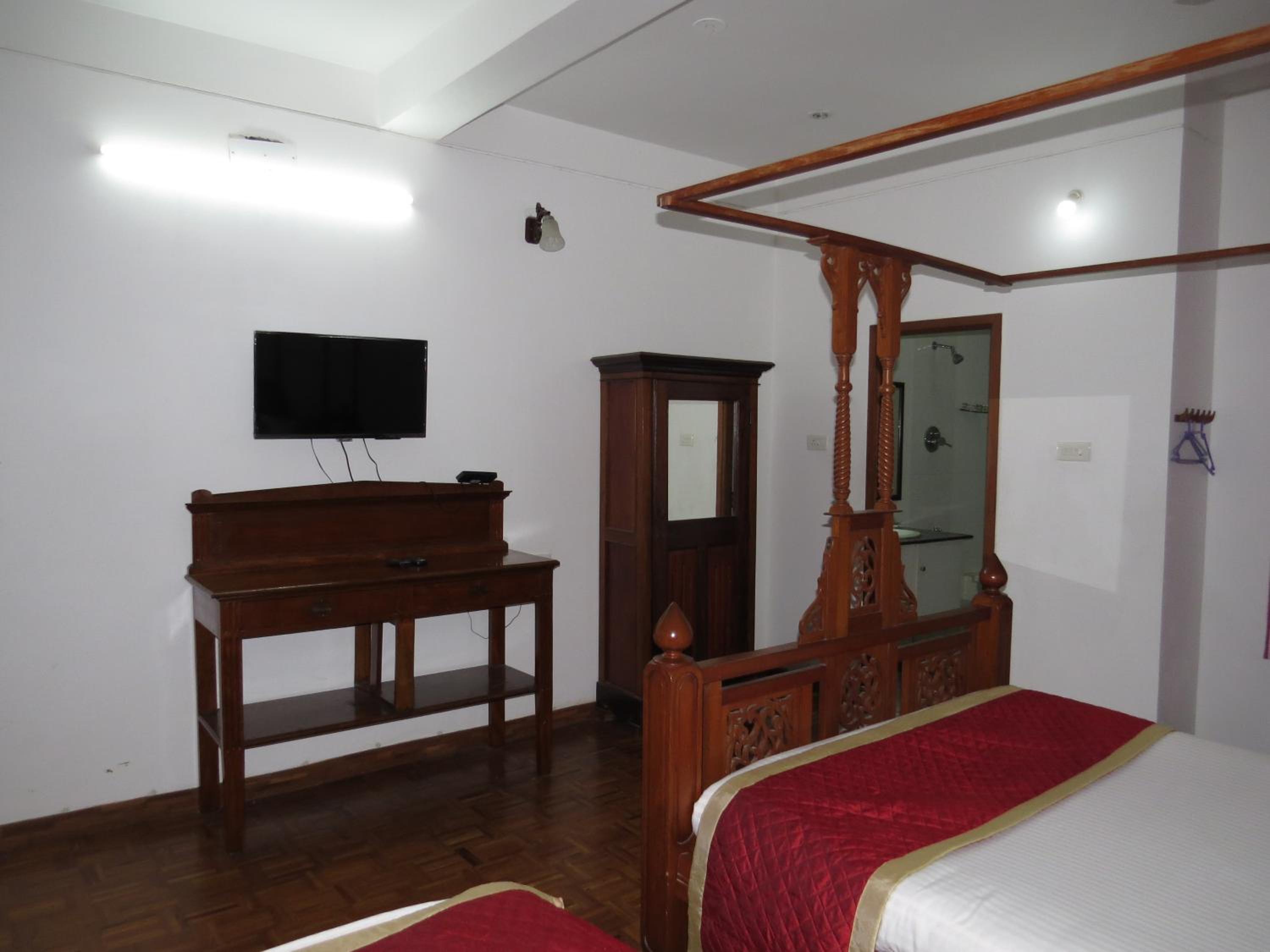 Deluxe Family Suite - Photo 11