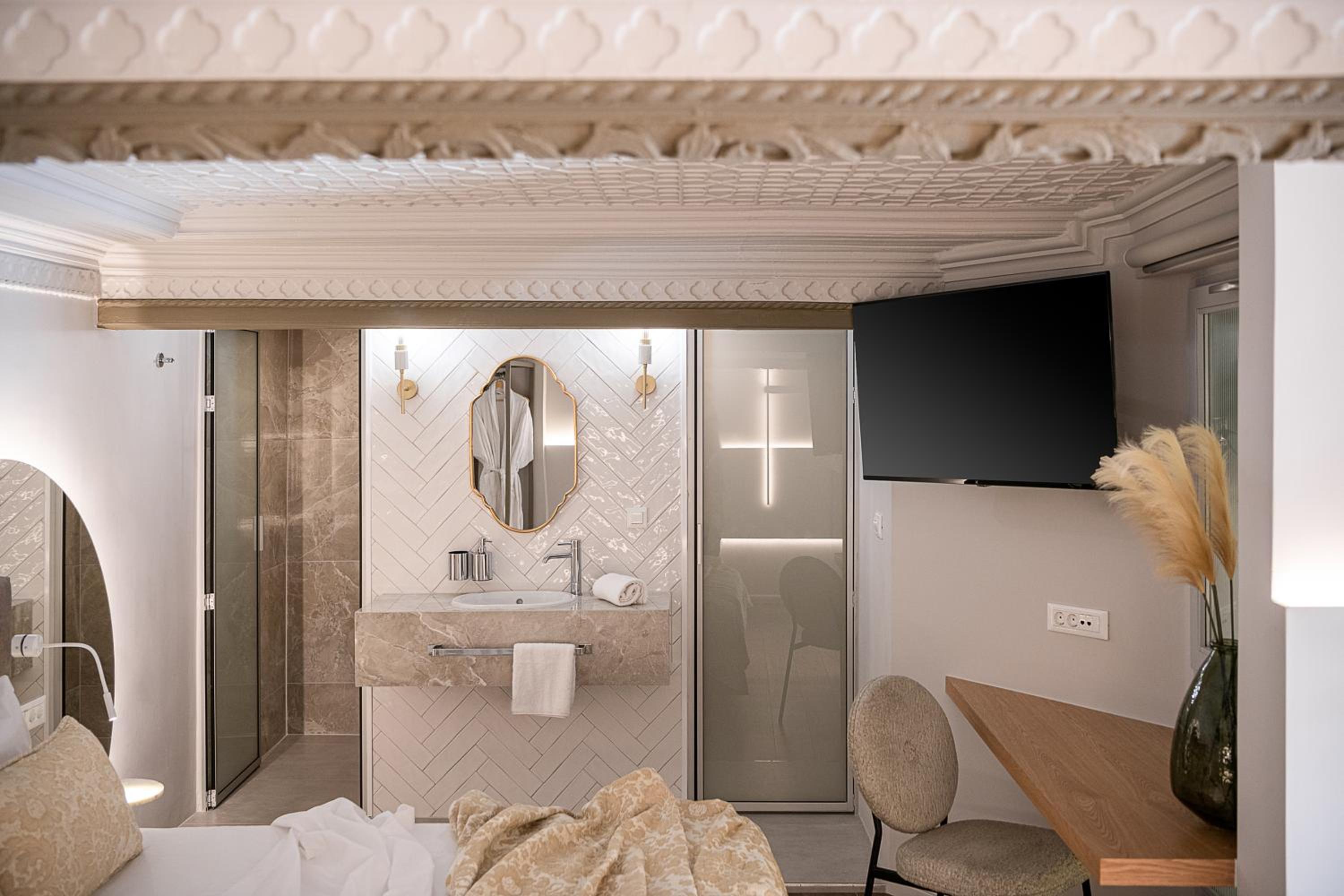 Two-Bedroom Suite with Balcony - Photo 2