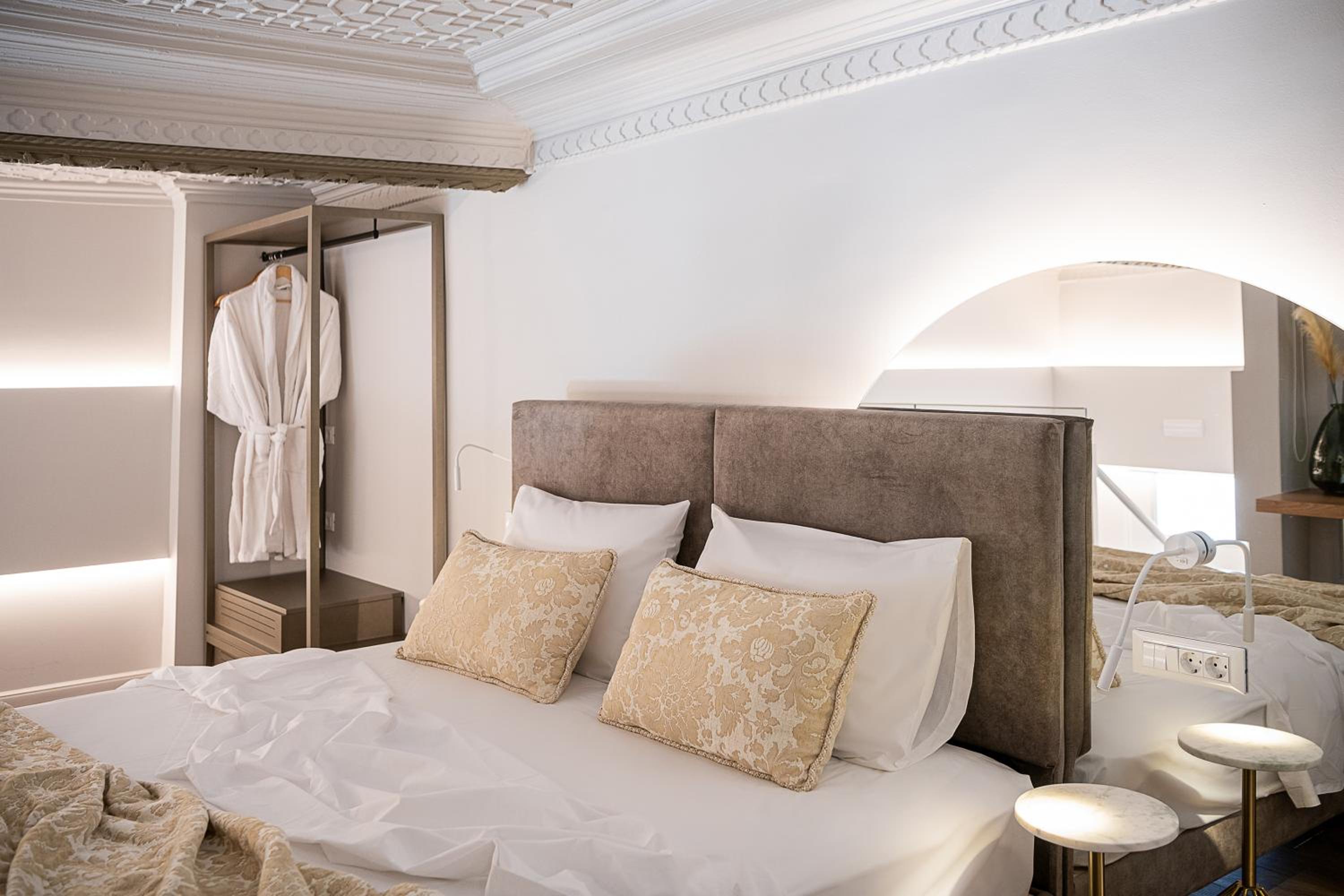Two-Bedroom Suite with Balcony - Photo 4