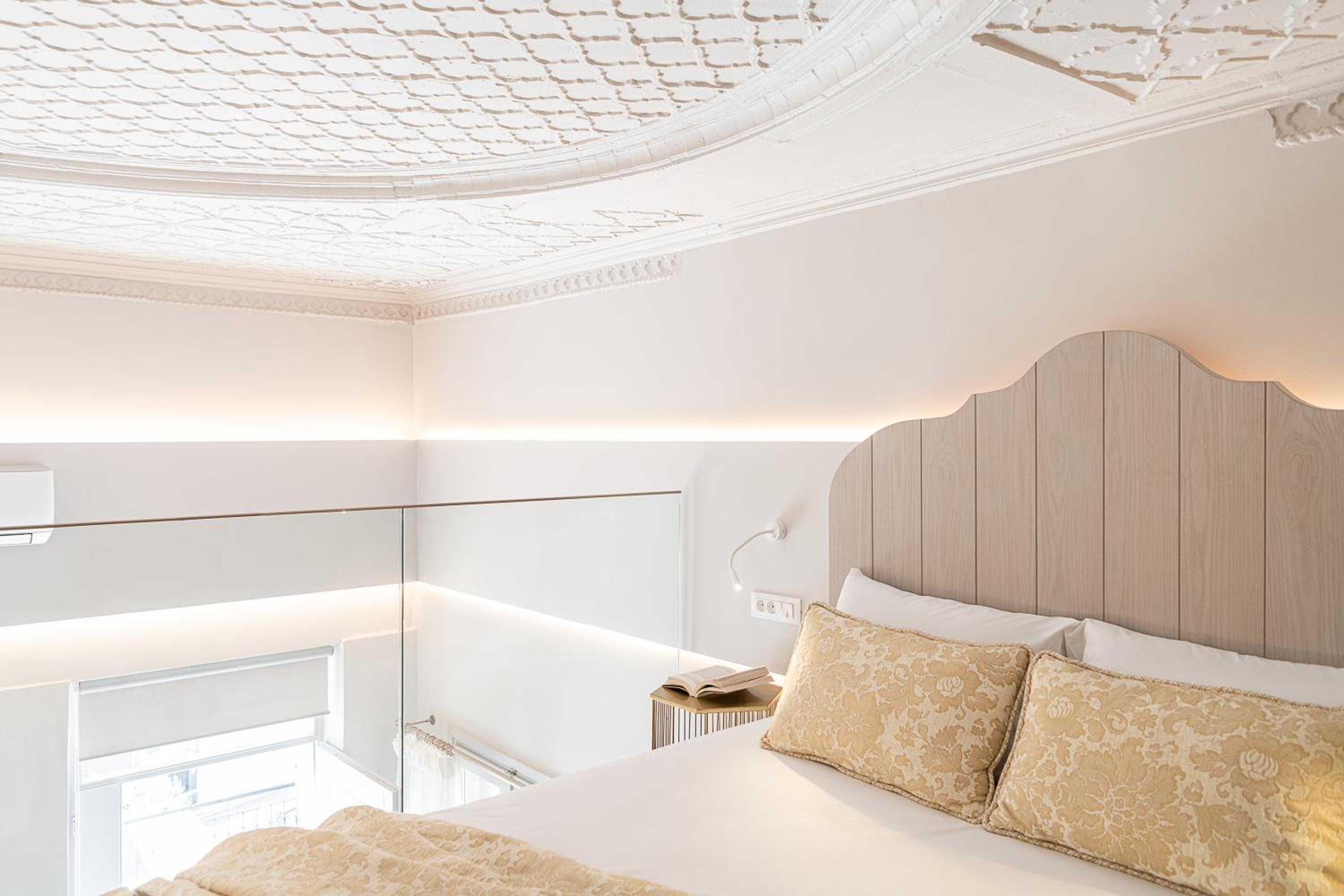Deluxe Suite with Sea View - Photo 5