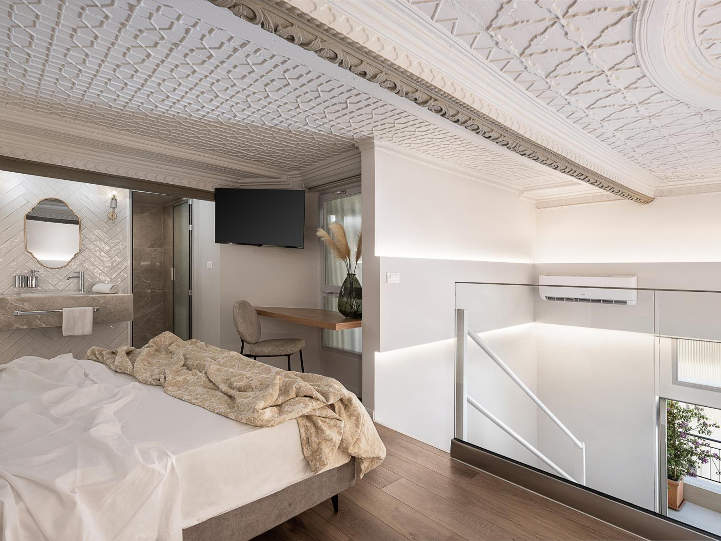 Two-Bedroom Suite with Balcony - Photo 6