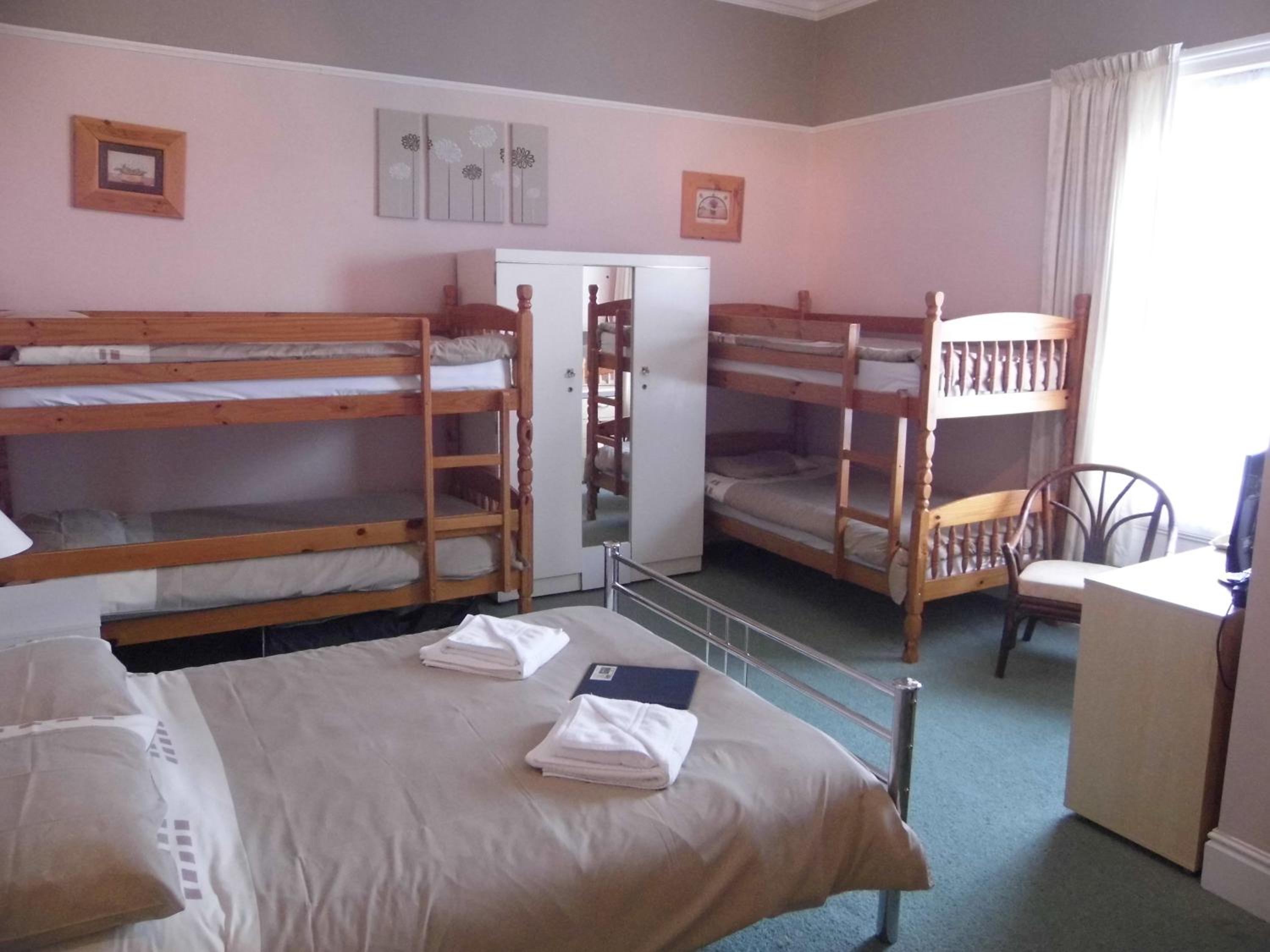 Family Room (2 Adults + 4 Children)