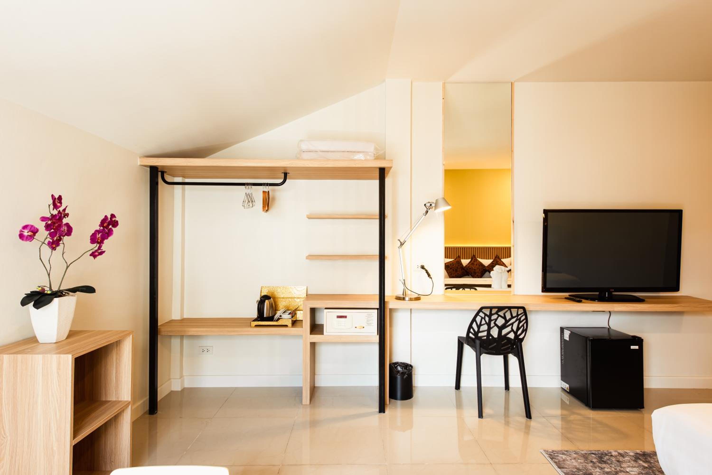 Suite - Photo 7