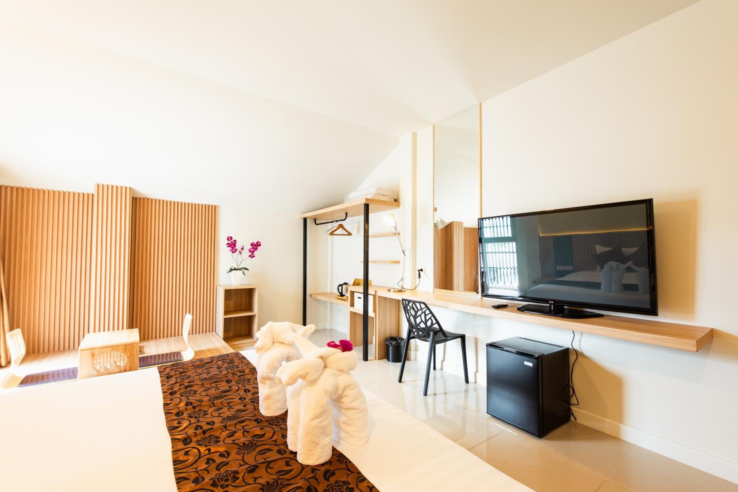 Suite - Photo 10