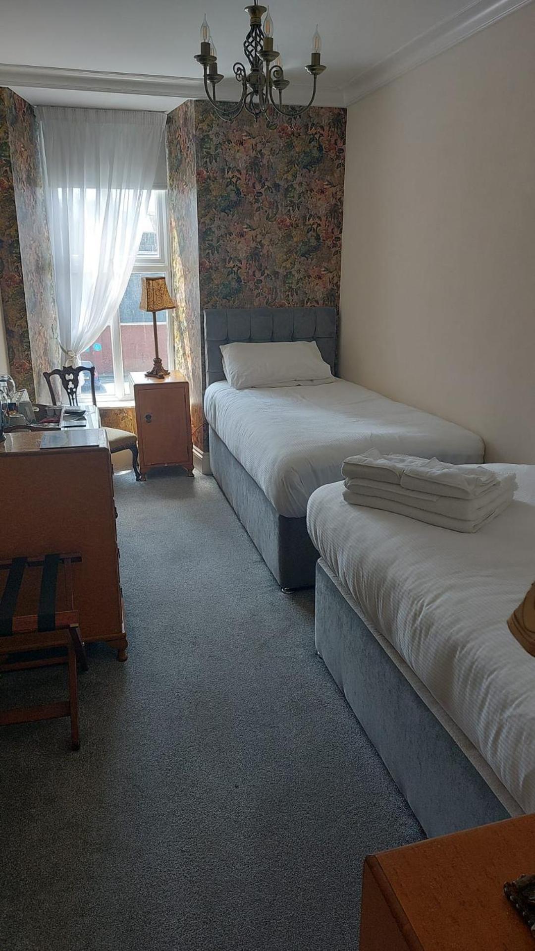 Twin Room with Shower