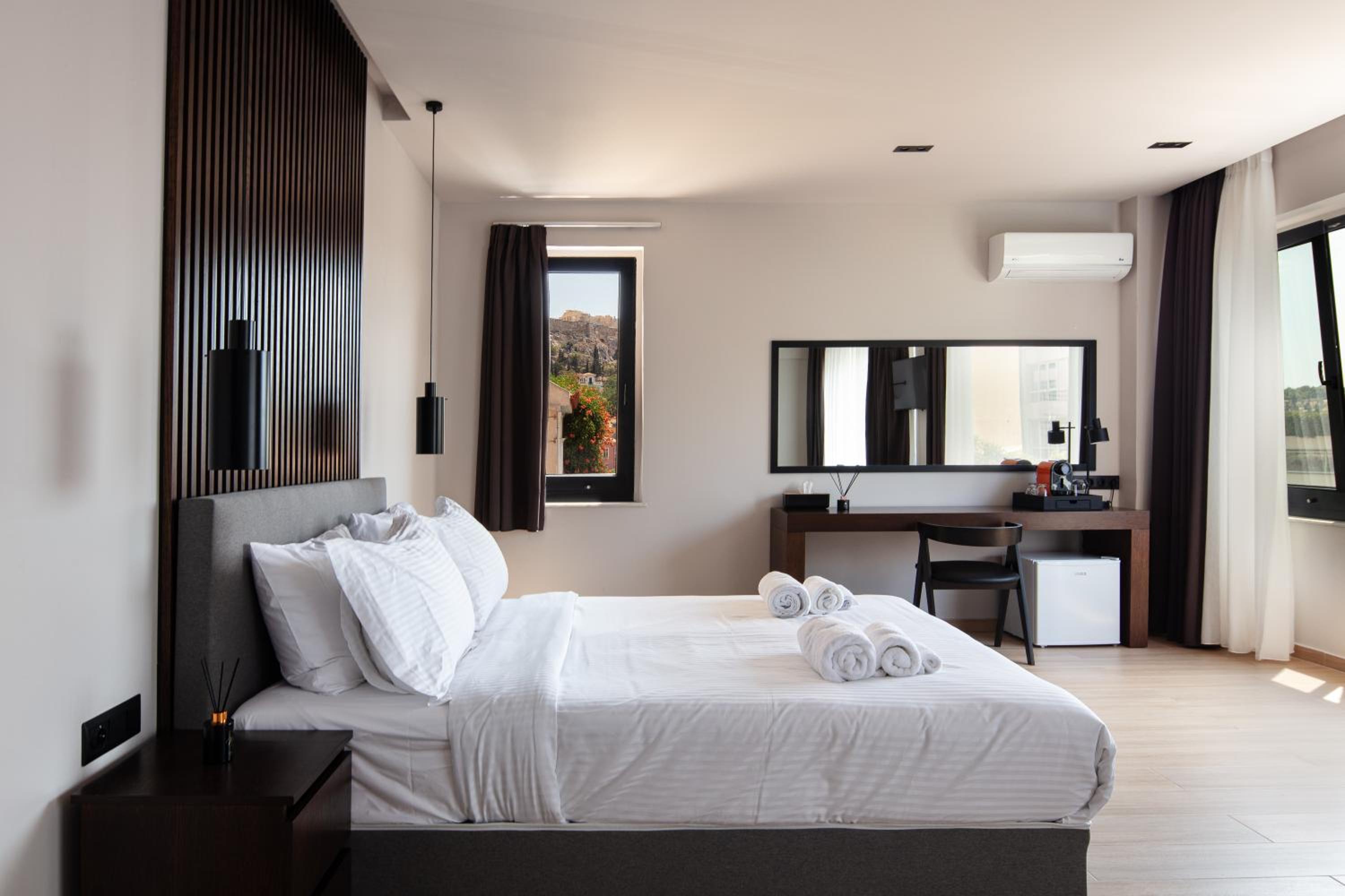 Signature Suite with Acropolis View (Corner Suite)