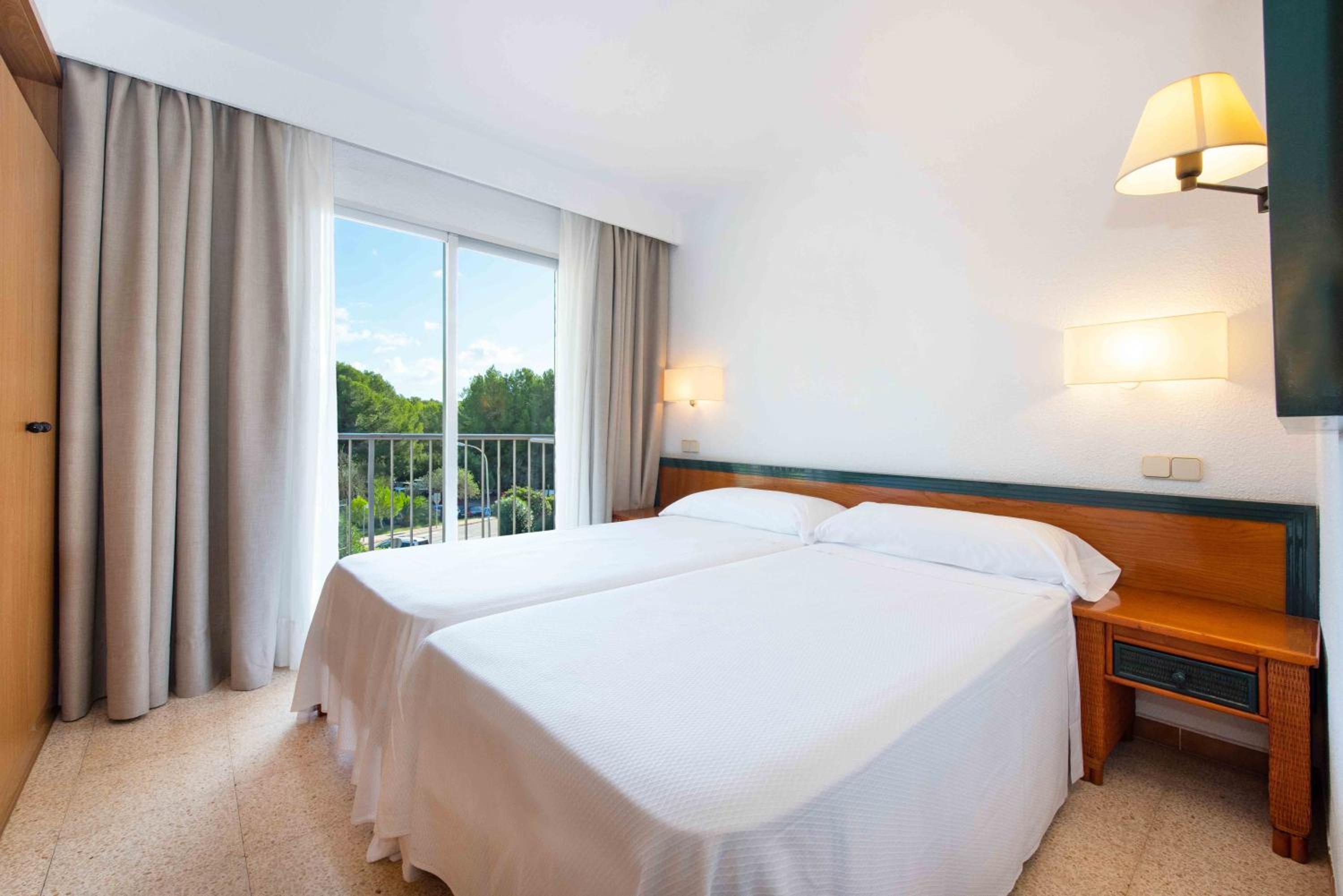 One-Bedroom Apartment with Balcony