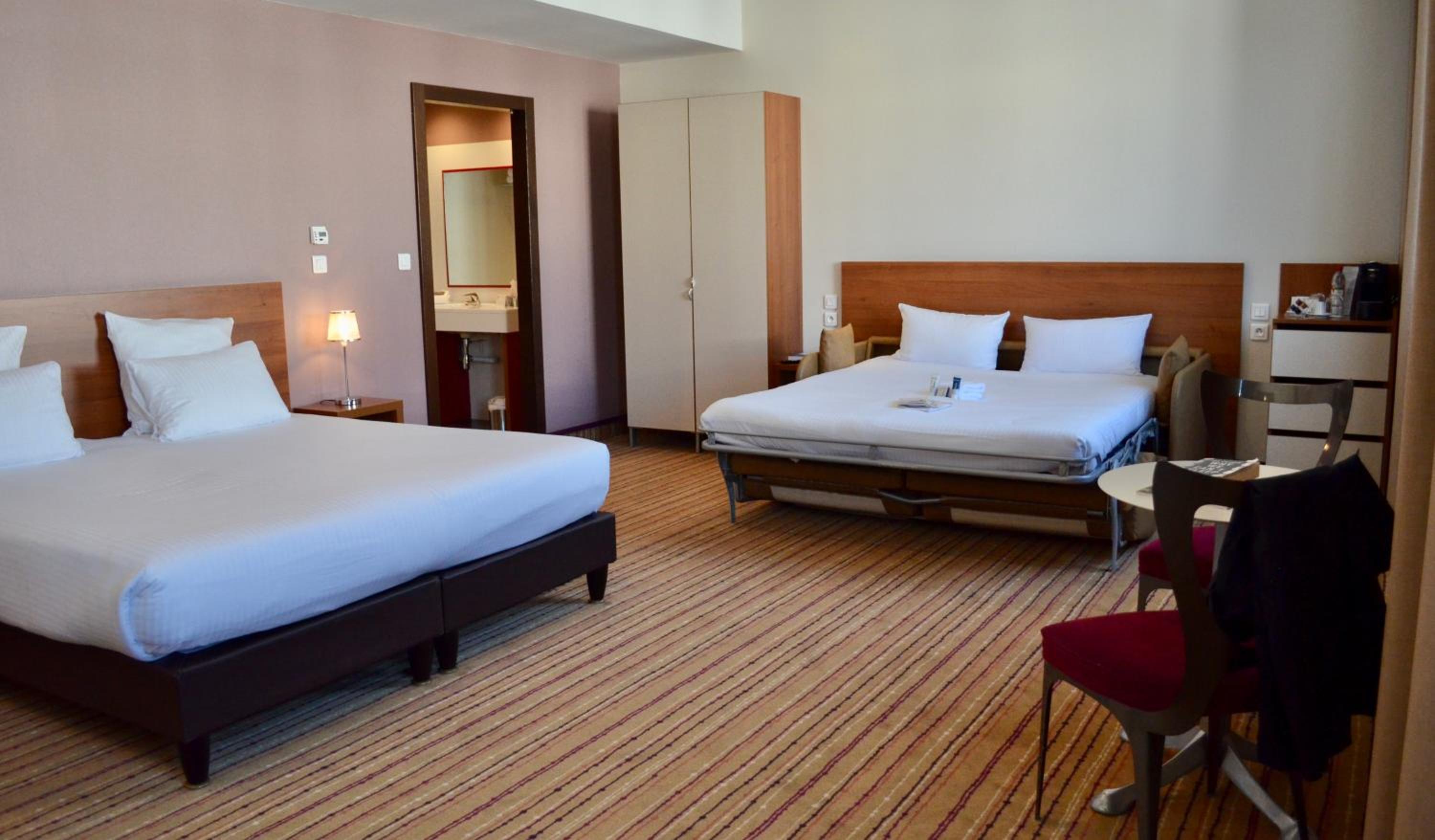 Family Room (2 Adults + 2 Children Up To 14 Years Old))