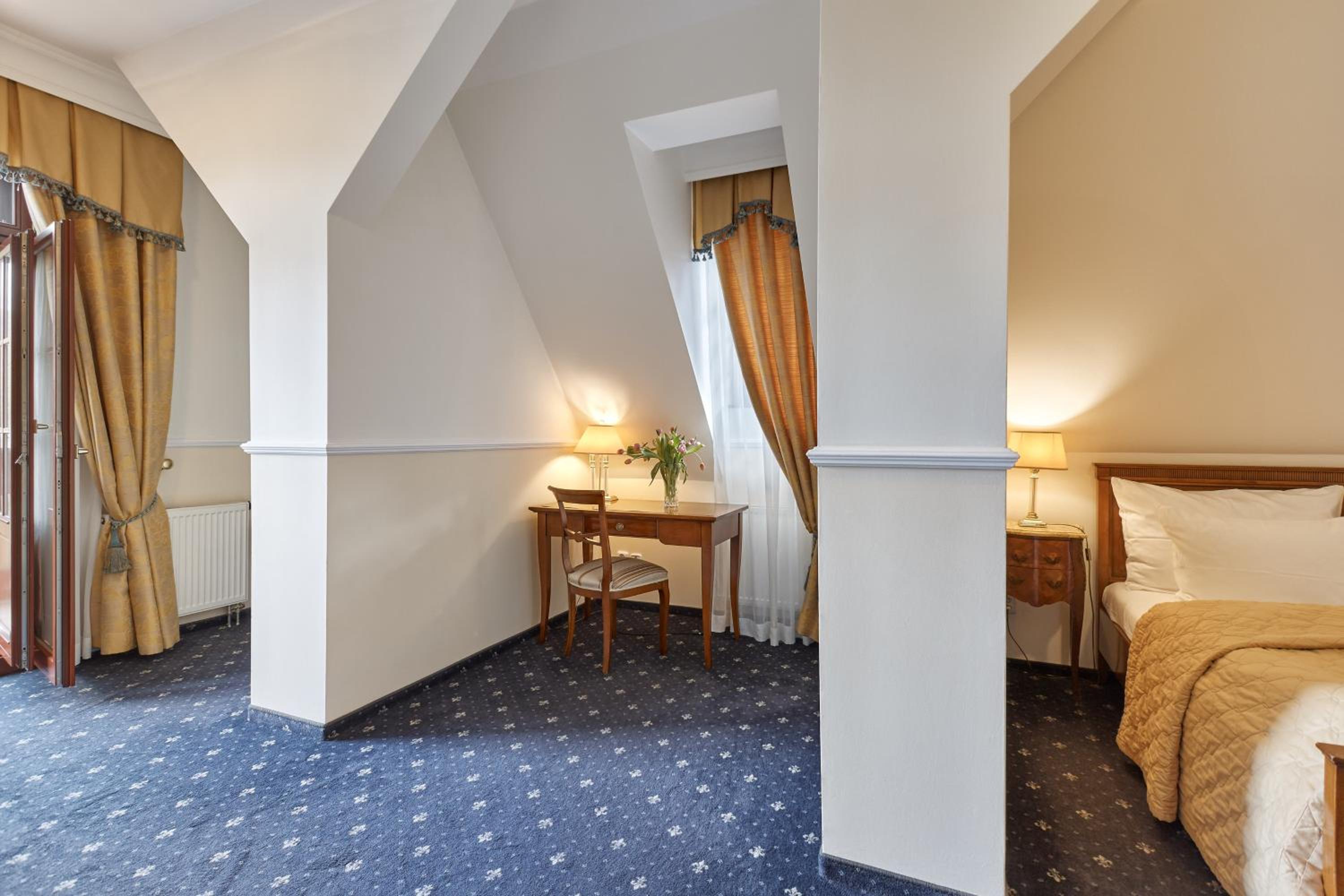 Deluxe Double Room with Balcony photo 3