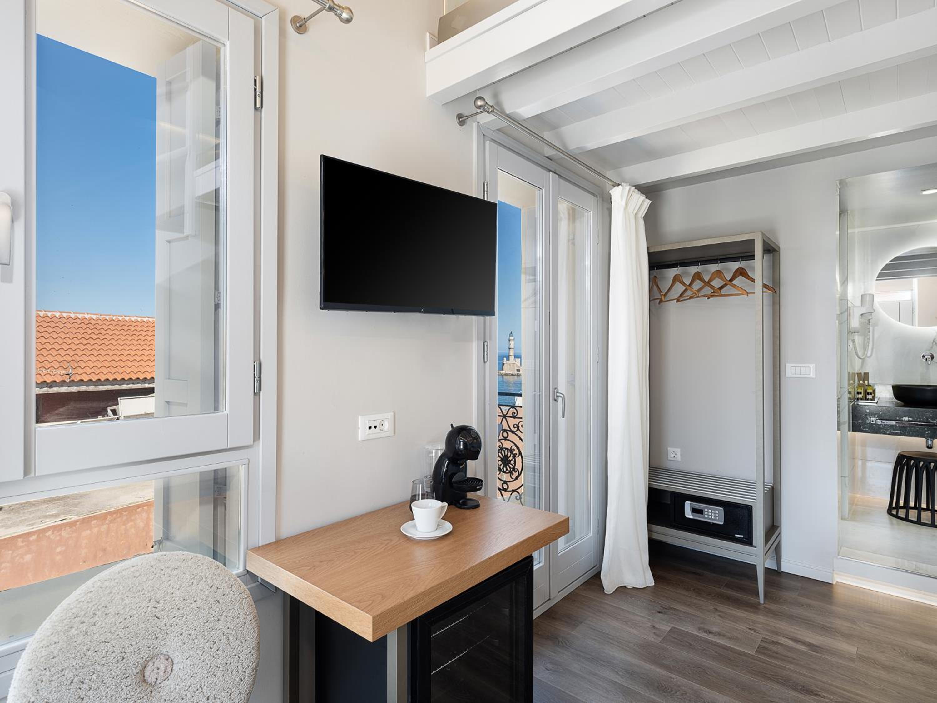 Deluxe Suite with Sea View - Photo 2