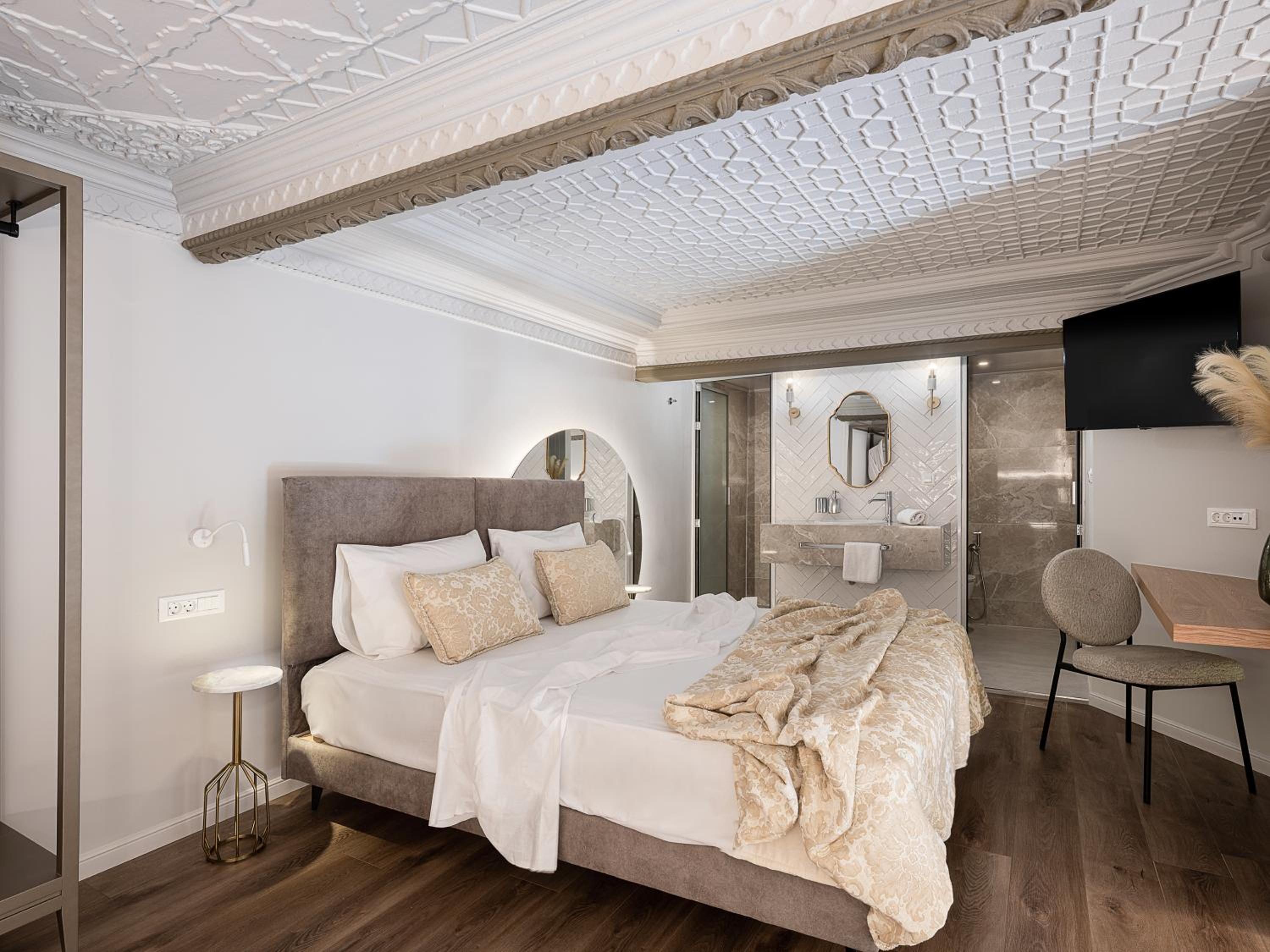 Two-Bedroom Suite with Balcony - Photo 9