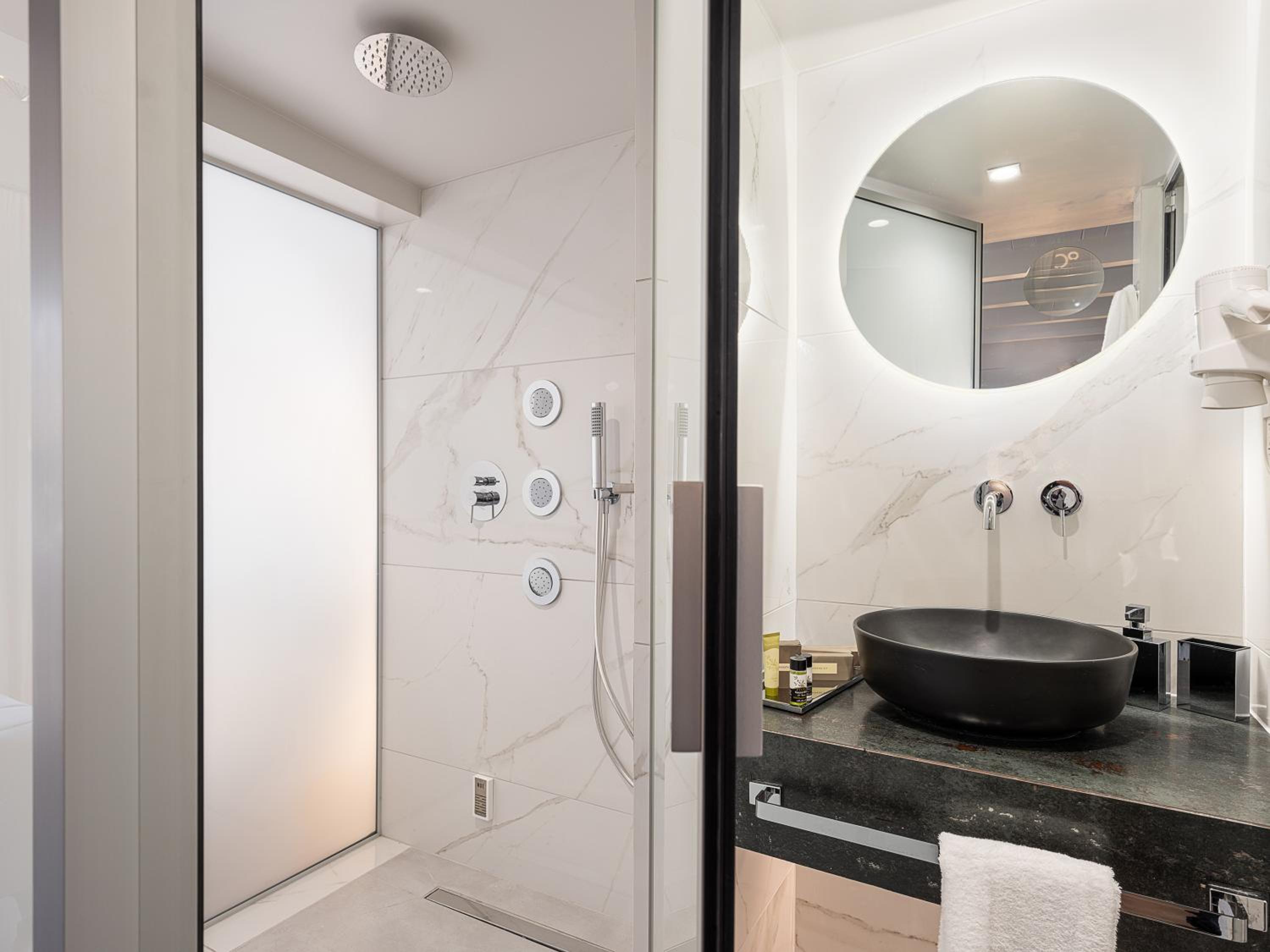 Deluxe Suite with Sea View - Photo 6