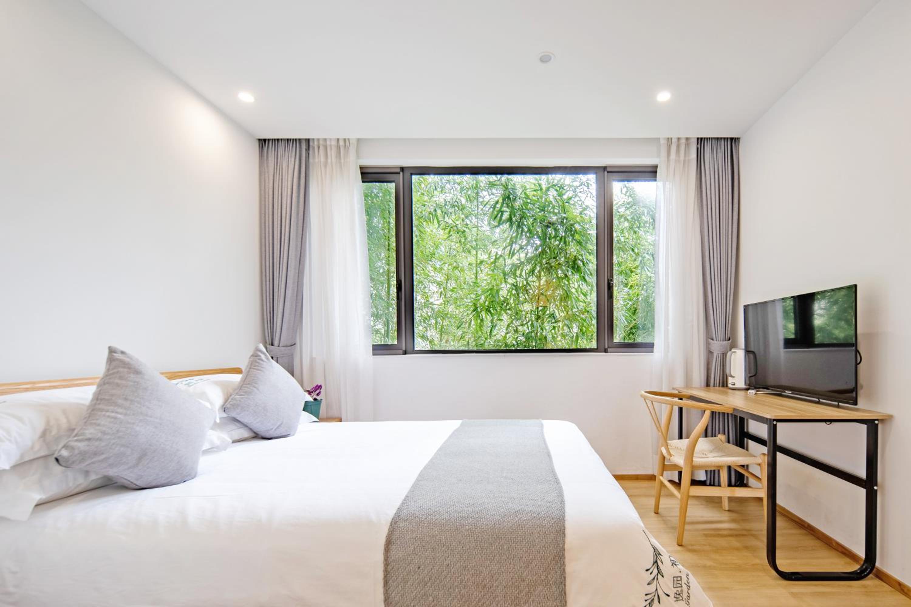 Family Suit With Balcony & Bathtub