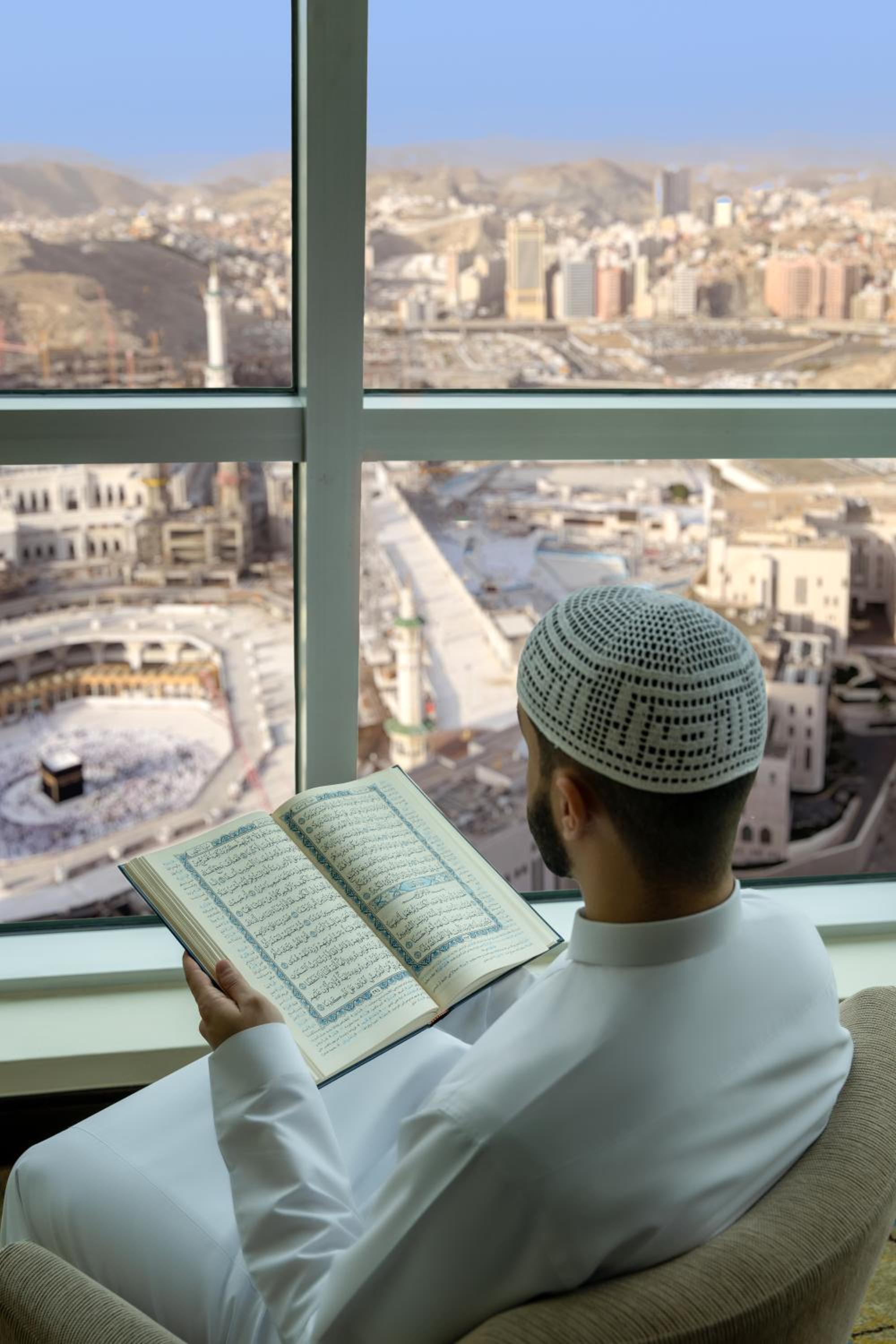 Deluxe King Suite with Part Kaaba View thumbnail 5
