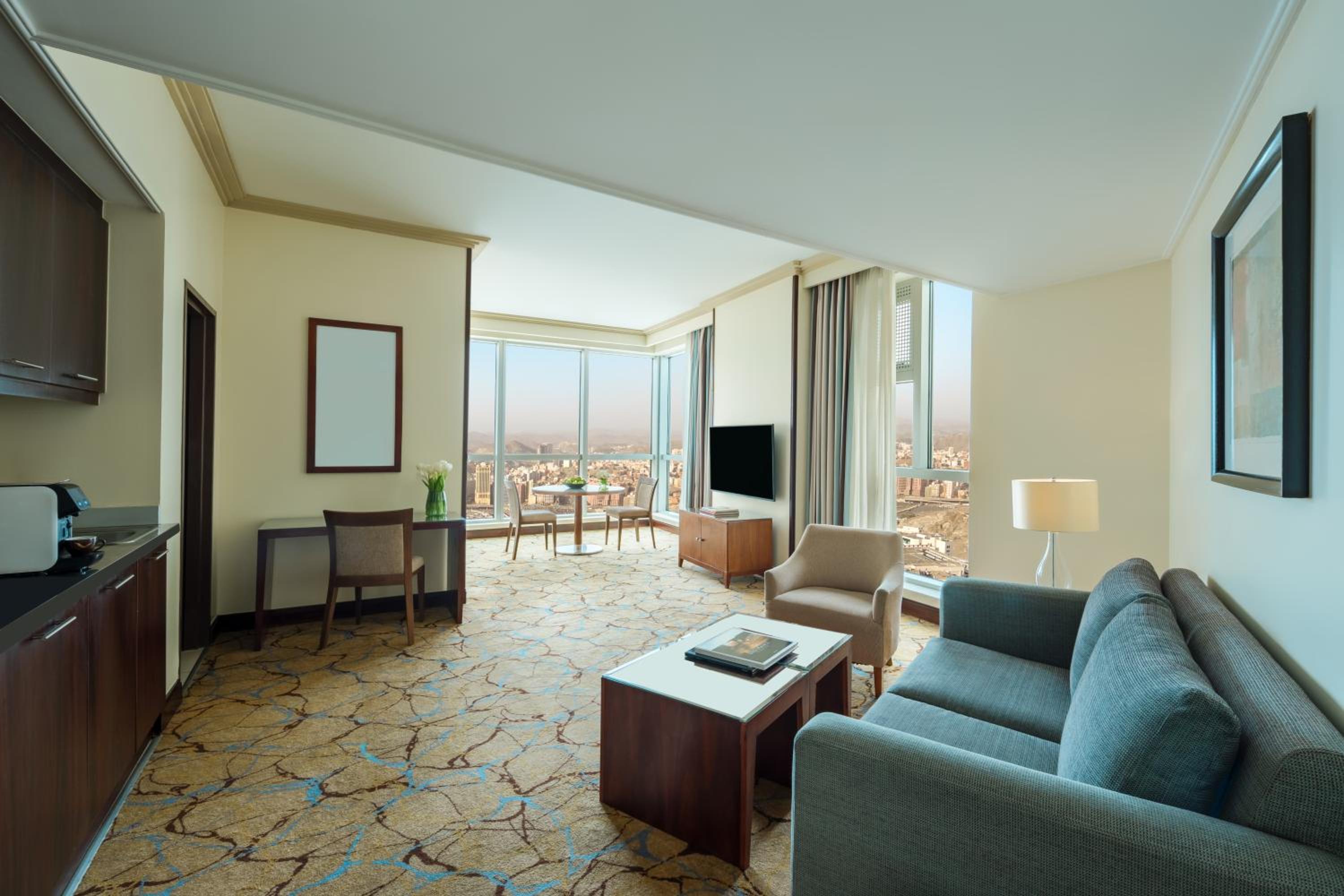 Deluxe King Suite - Photo 6