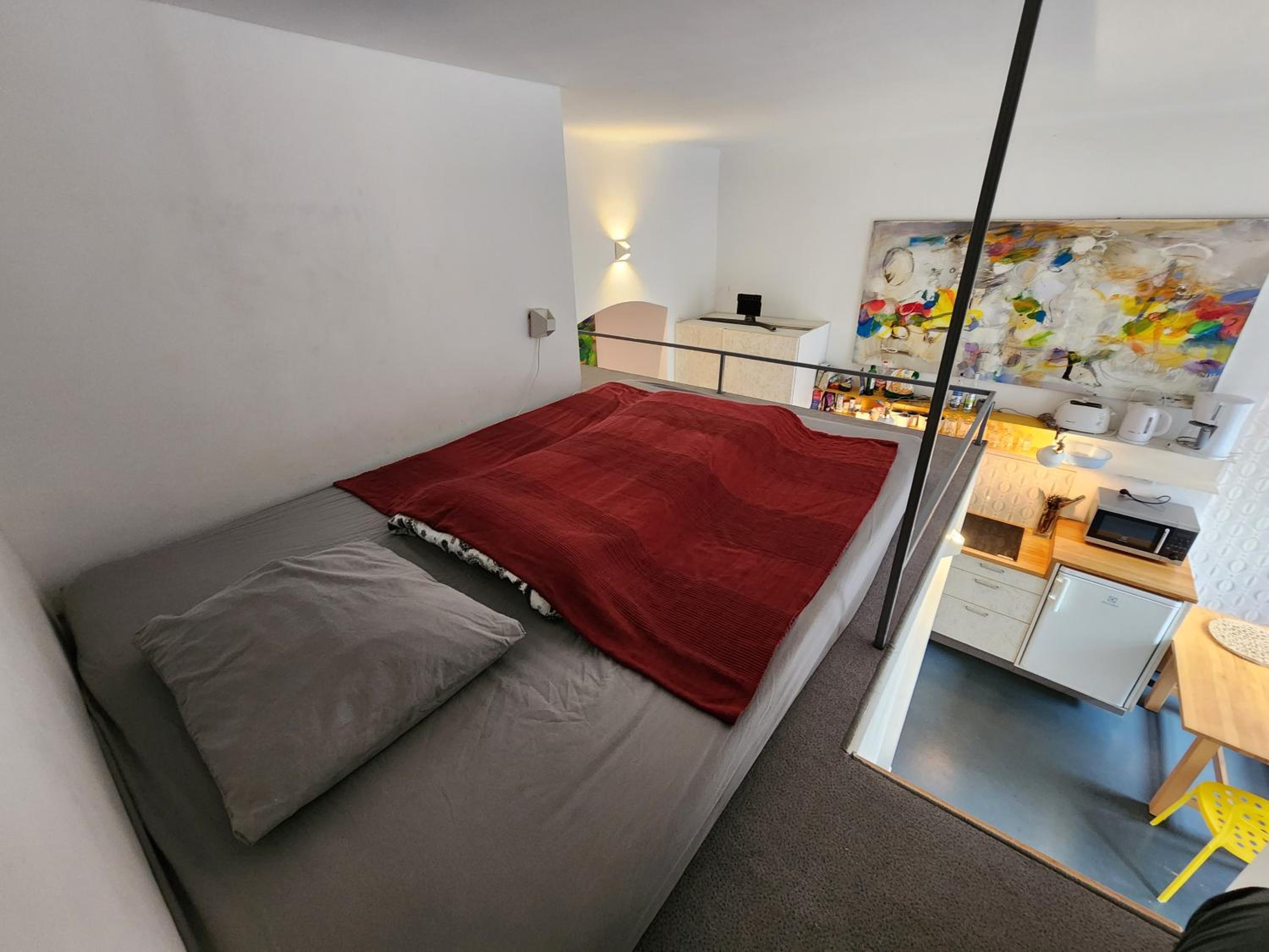 One-Bedroom Apartment - Photo 4