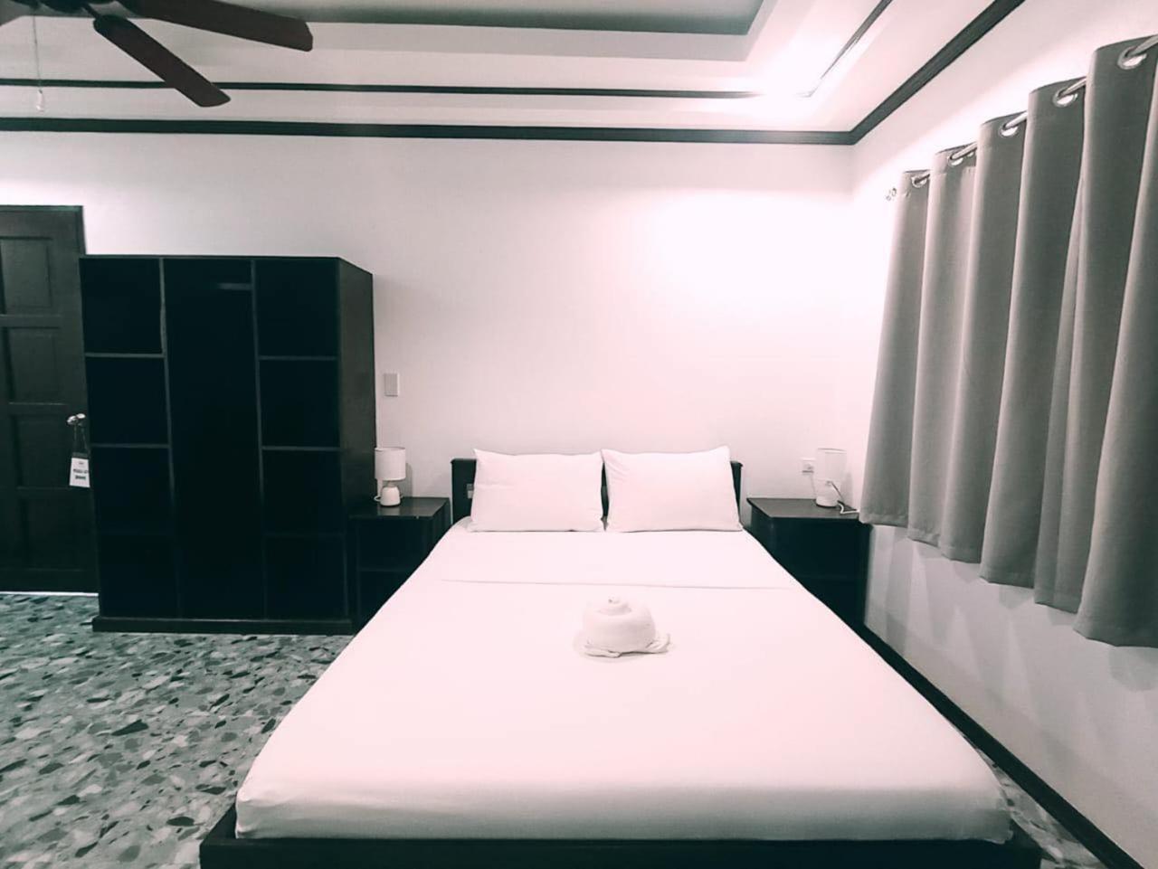 Deluxe Queen Room - Photo 6