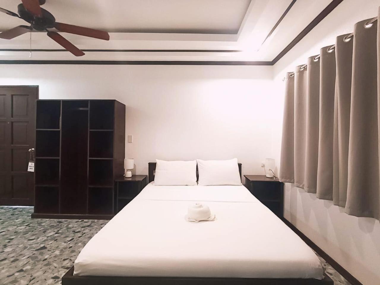 Deluxe Queen Room - Photo 7