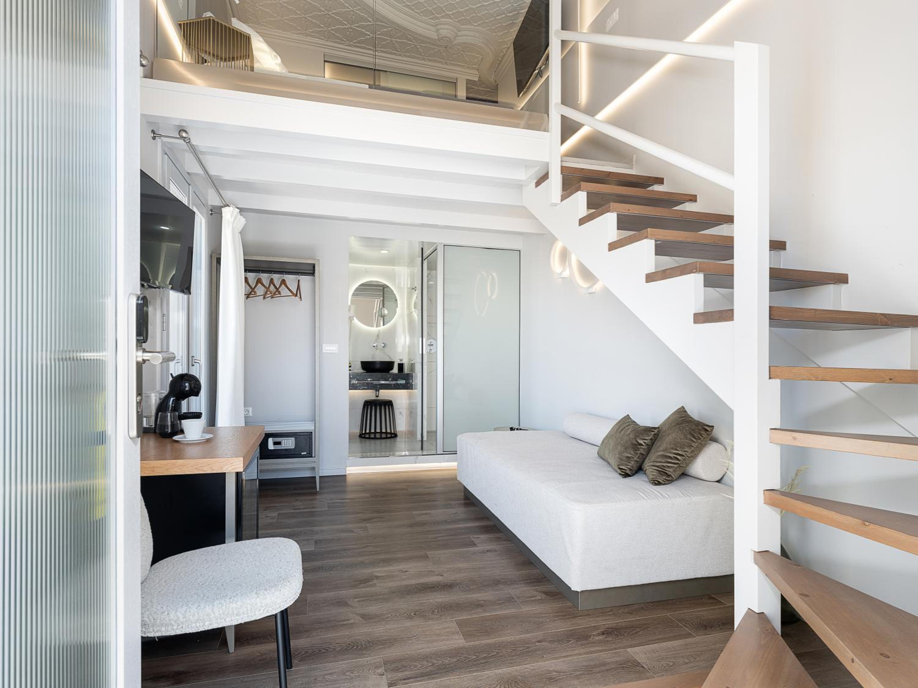 Deluxe Suite with Sea View - Photo 4