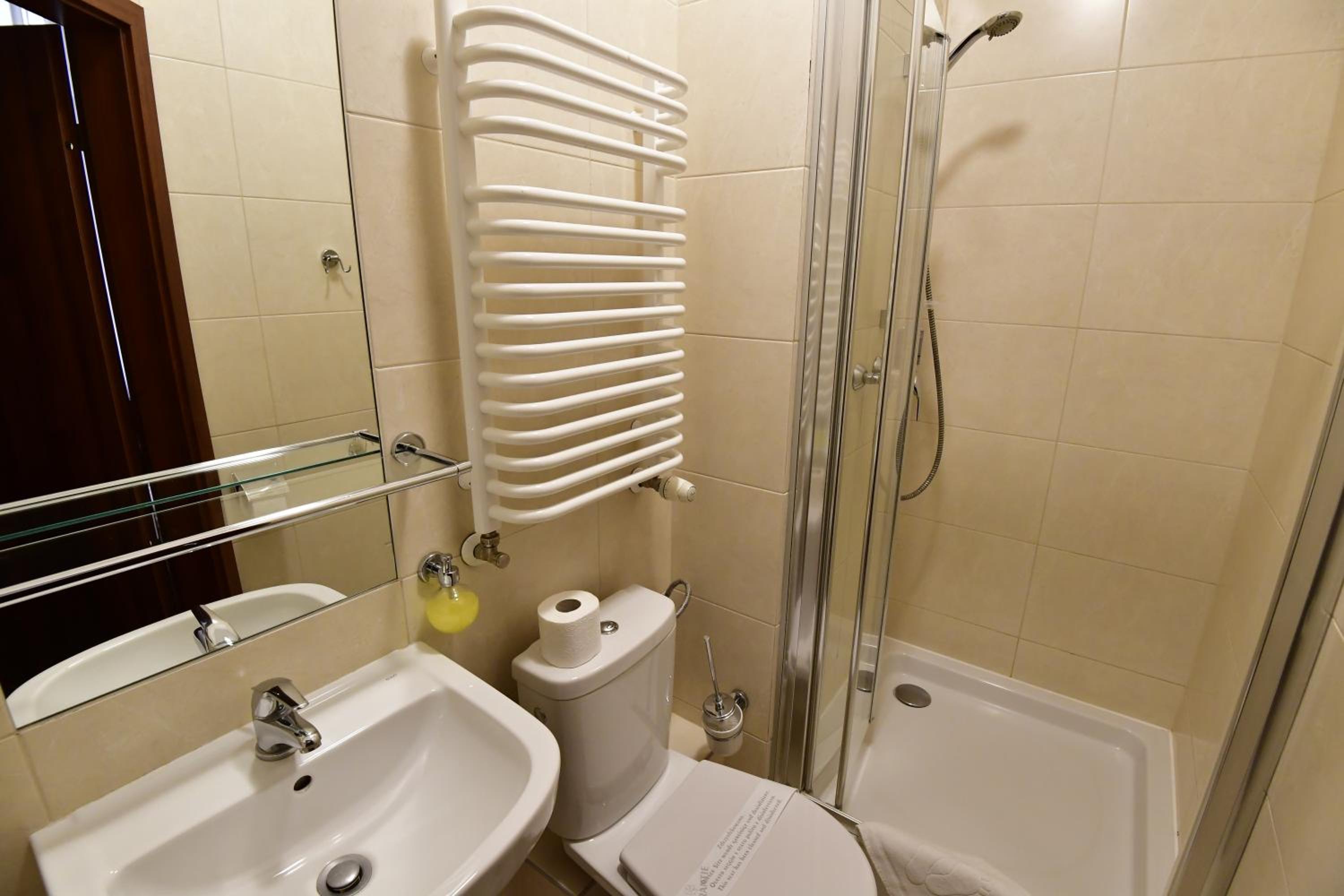 Budget Twin Room - Photo 5