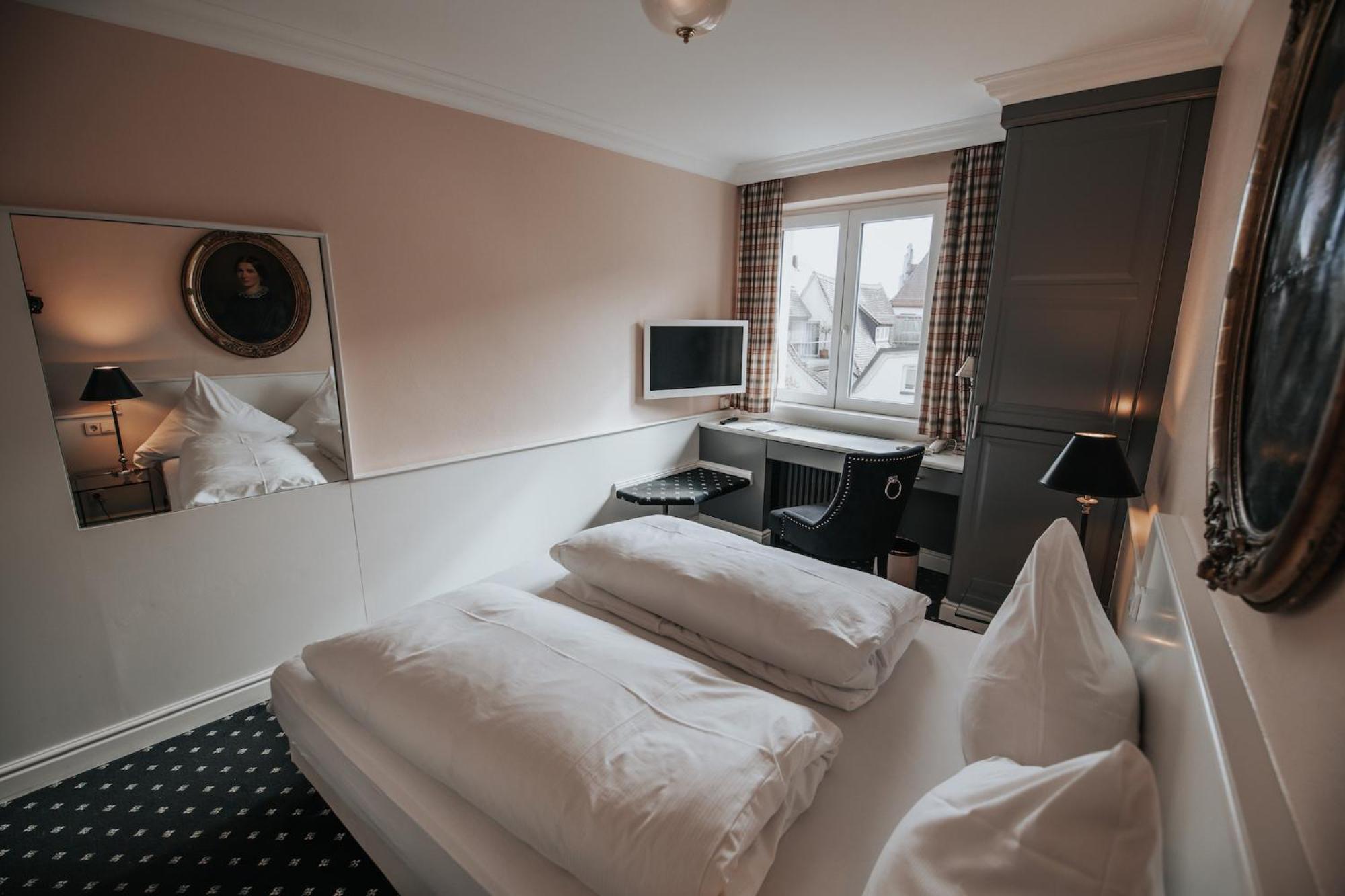 Budget Double Room - Photo 7