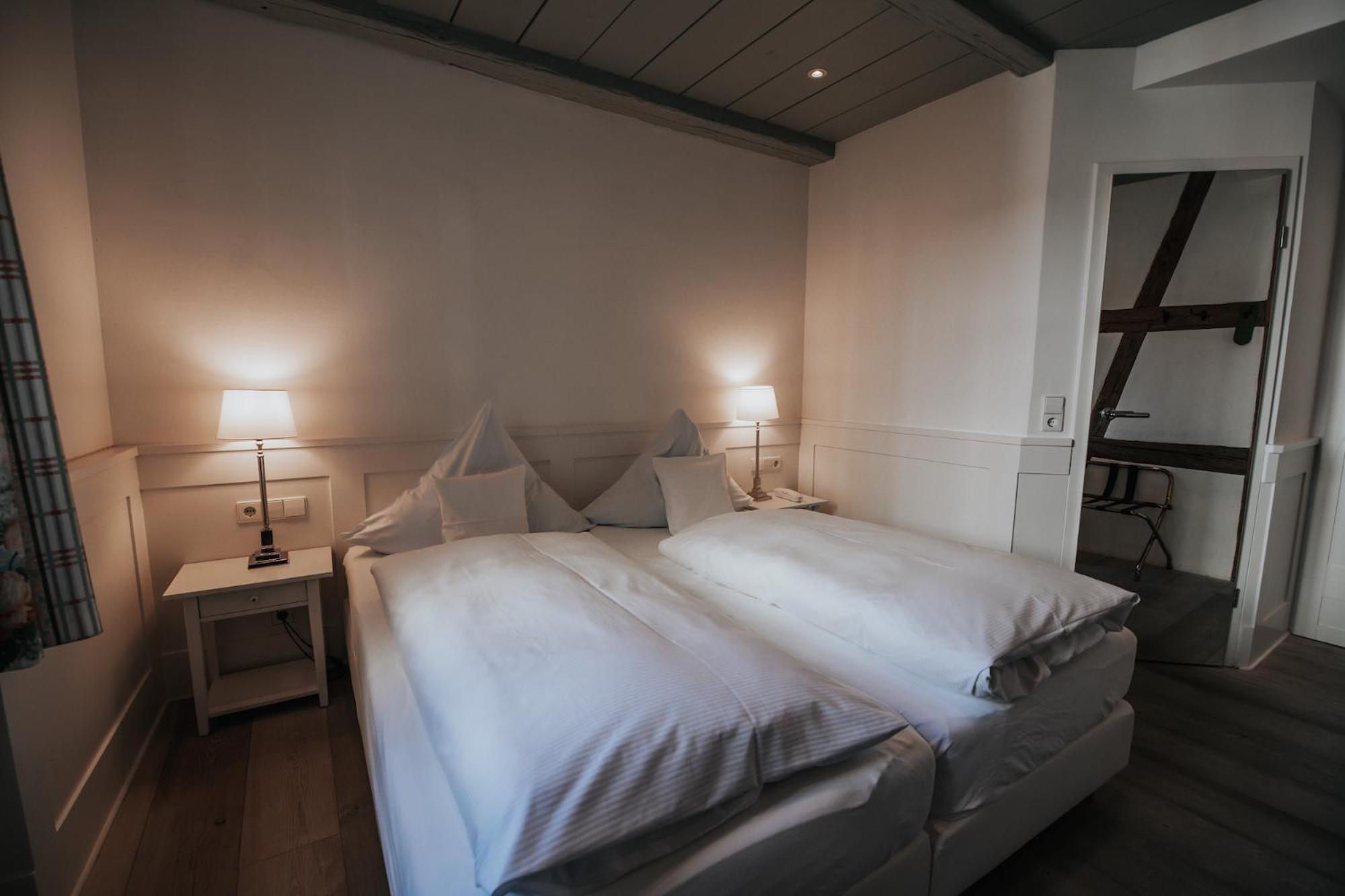 Standard Double Room - Photo 12