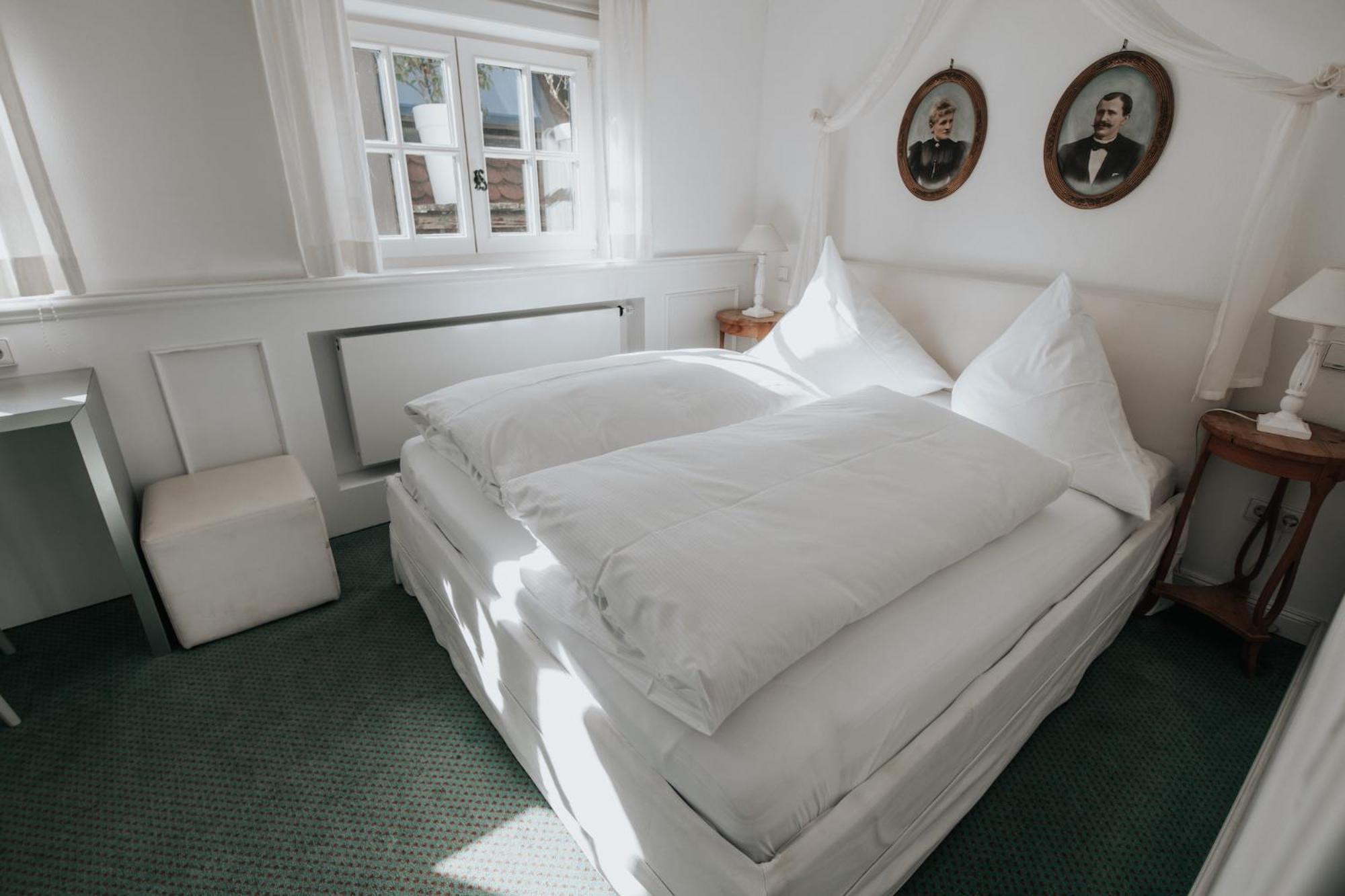 Standard Double Room - Photo 9