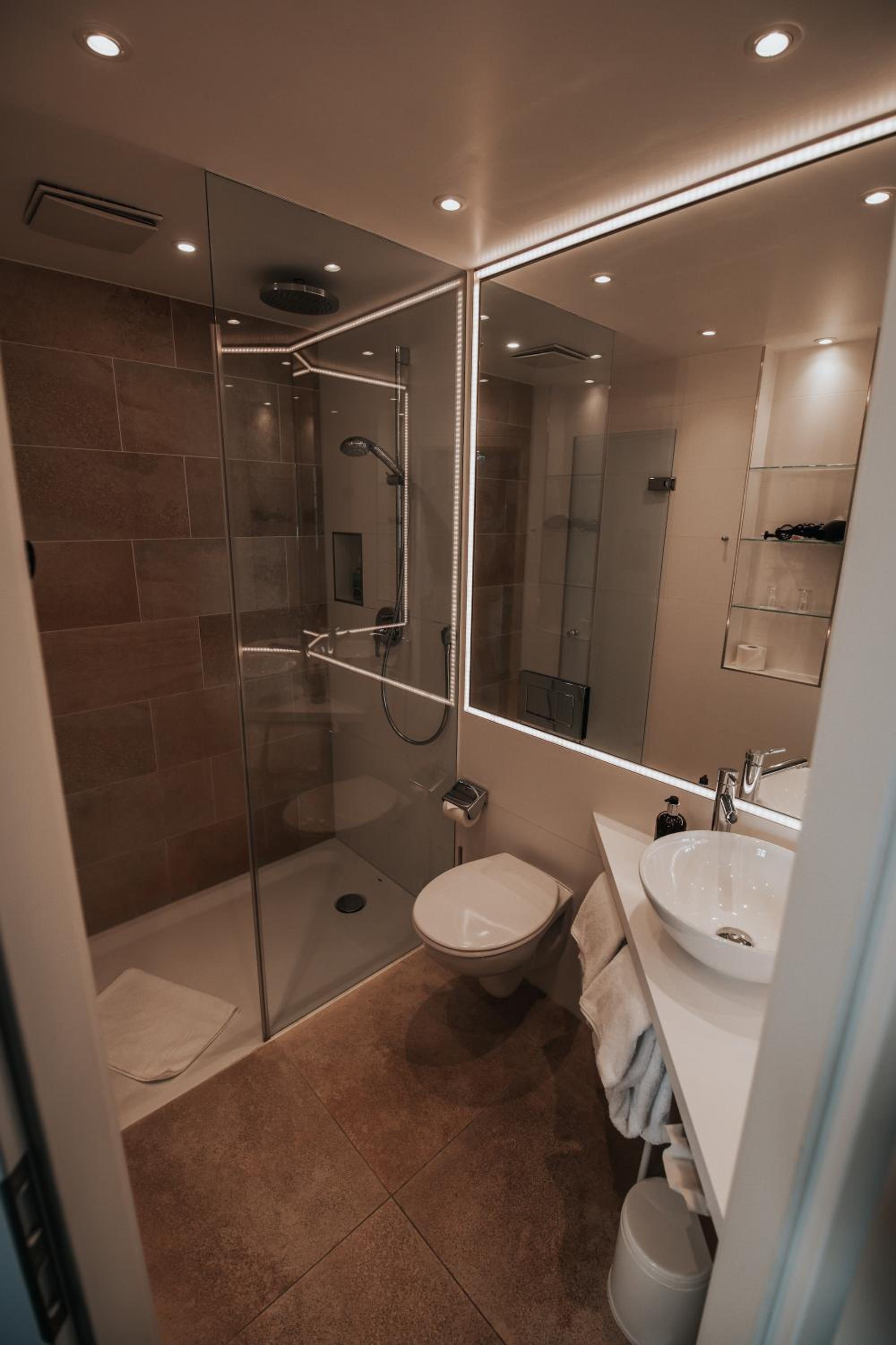 Standard Double Room - Photo 13