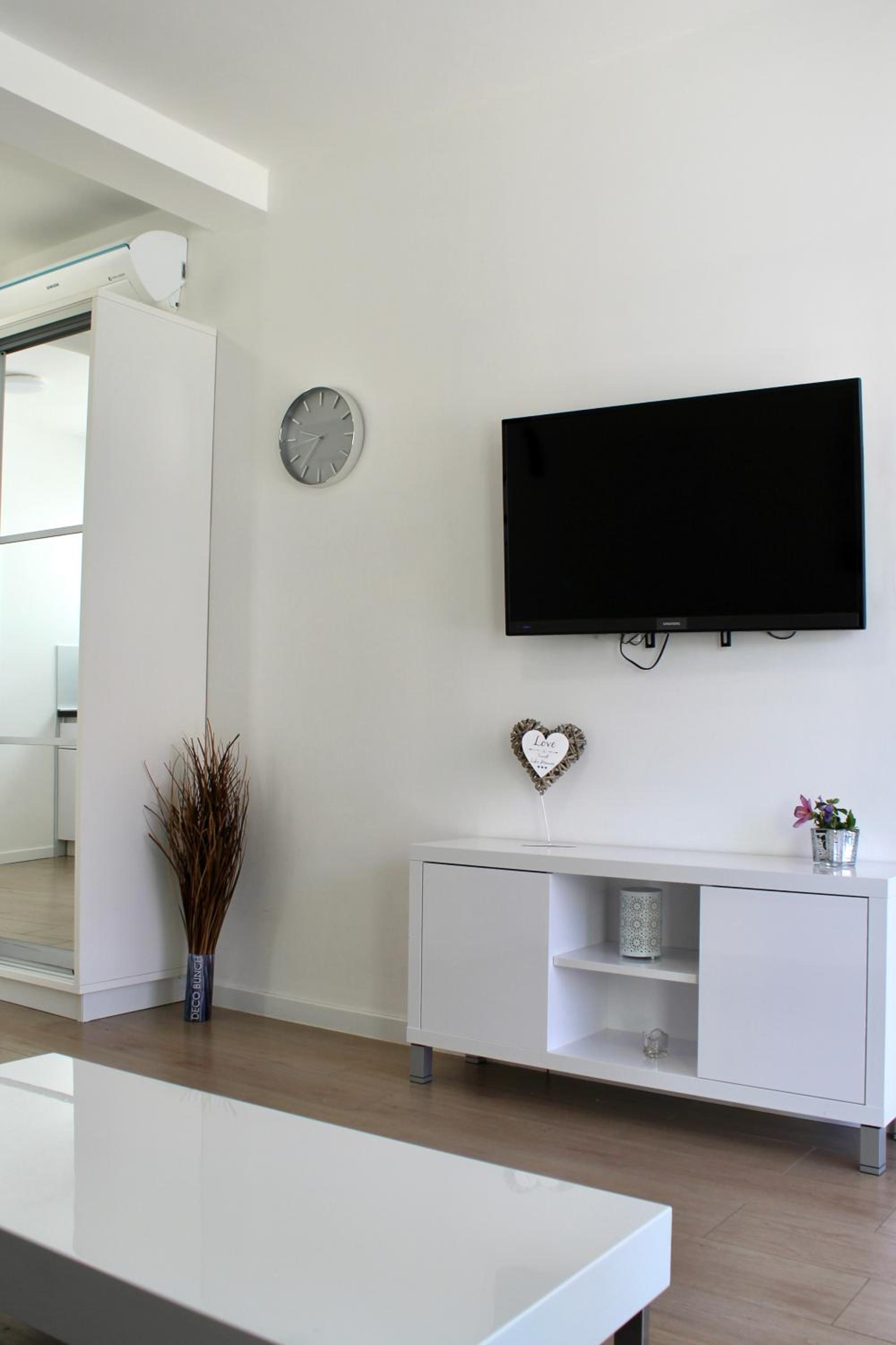  Deluxe Studio with Terrace - Photo 8