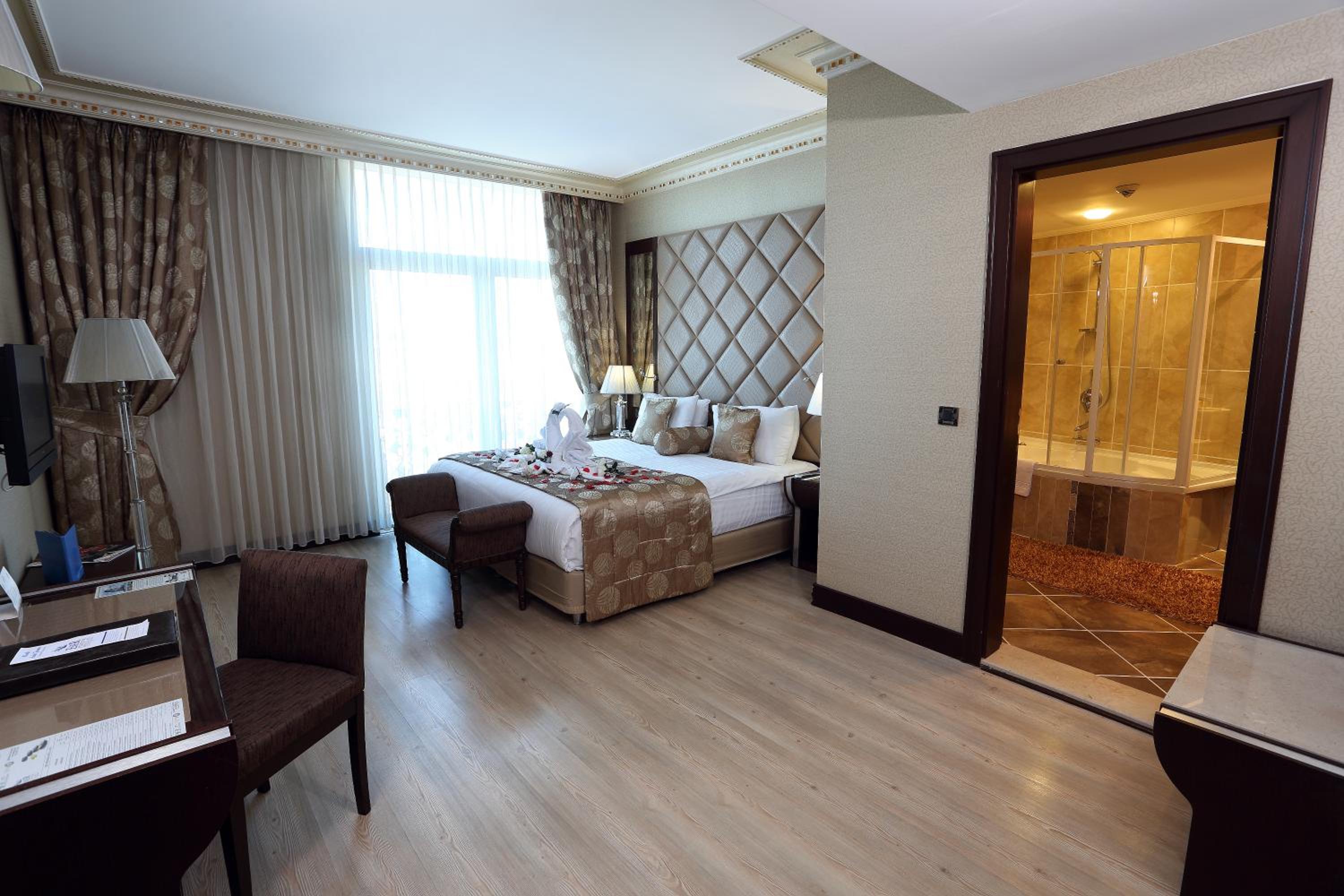 Senior Suite - Photo 1