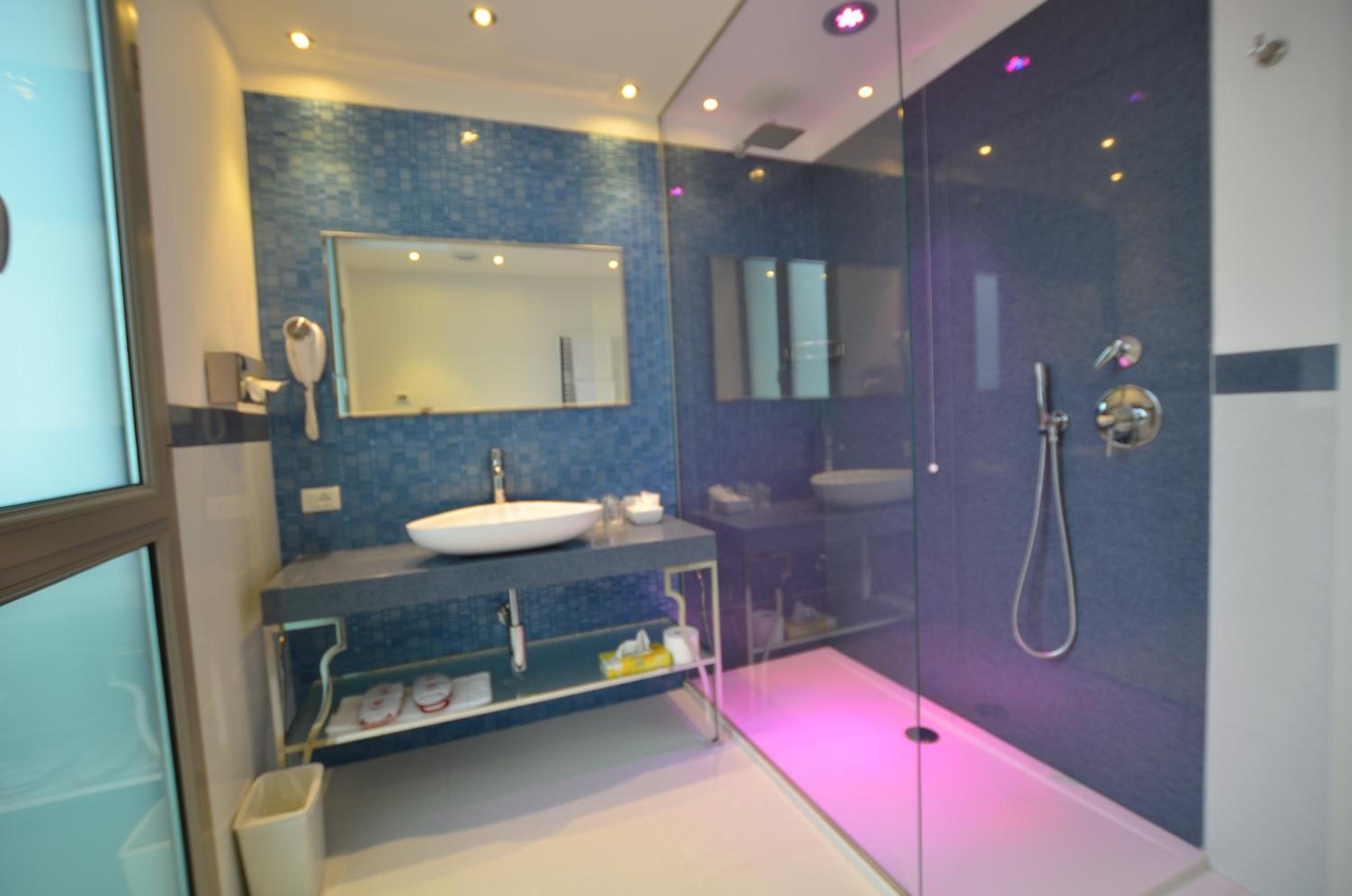 Deluxe Triple Room - Photo 9