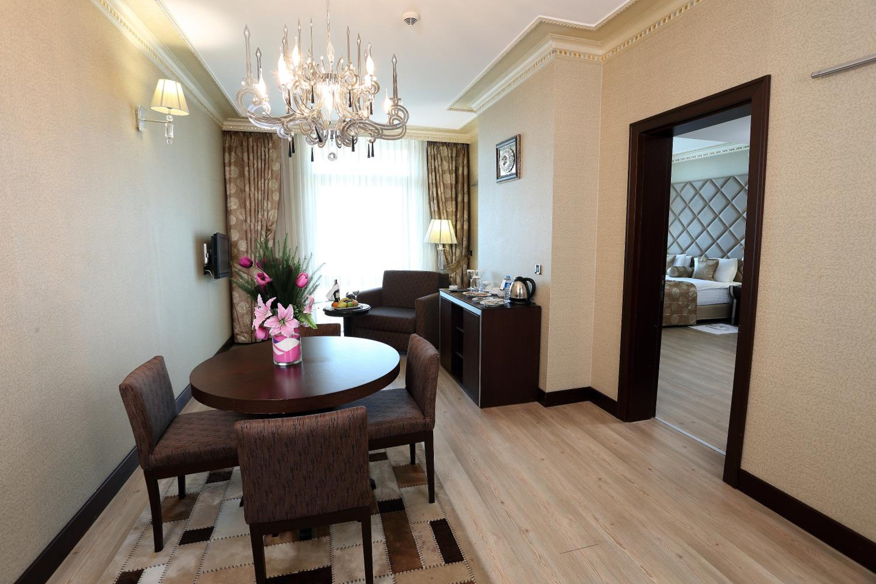 Senior Suite - Photo 9