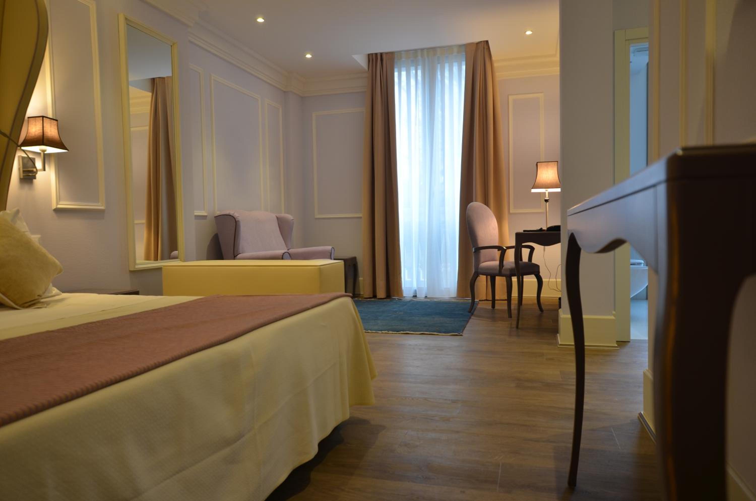 Deluxe Double Room - Photo 21