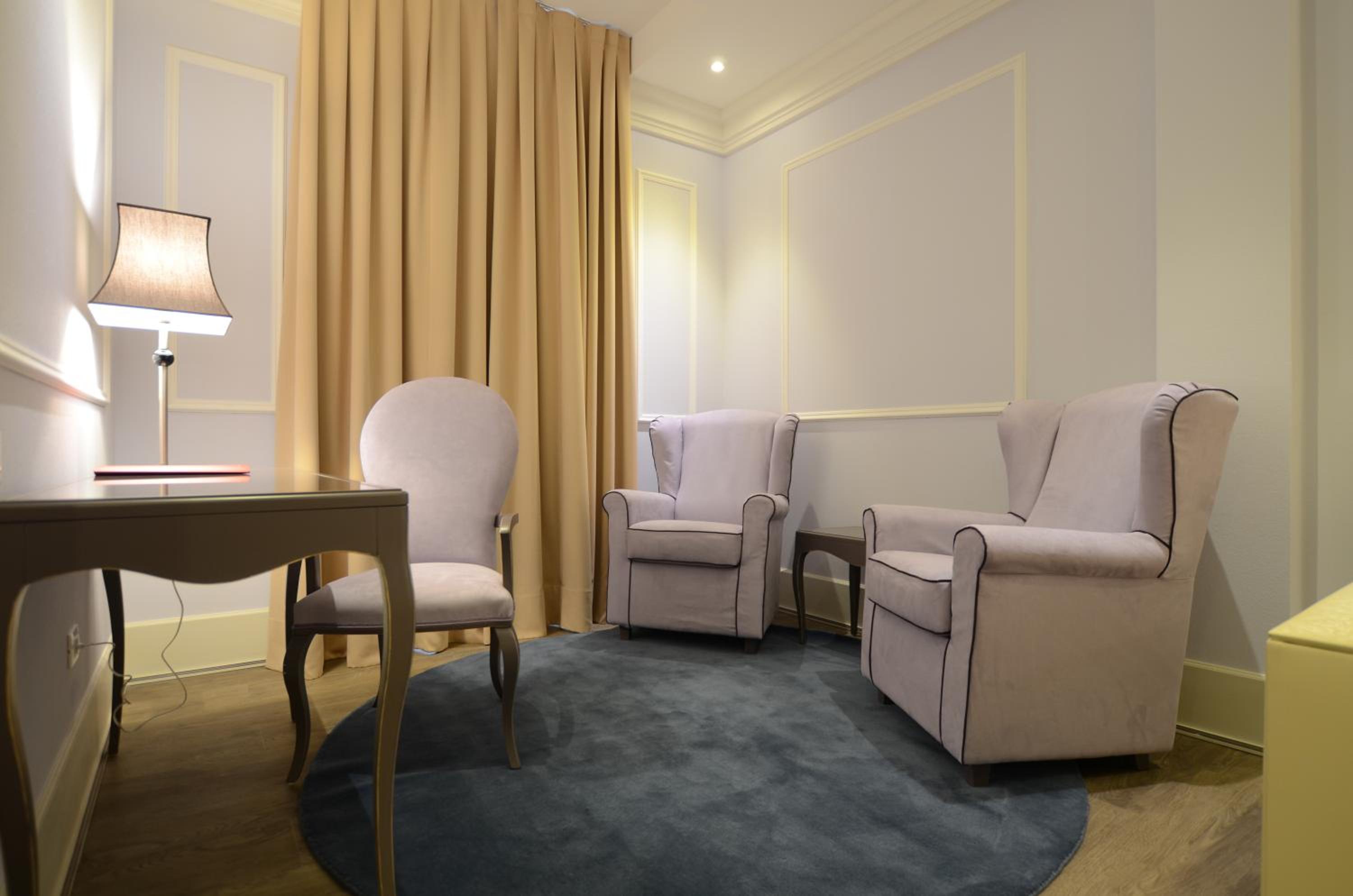 Deluxe Double Room - Photo 13