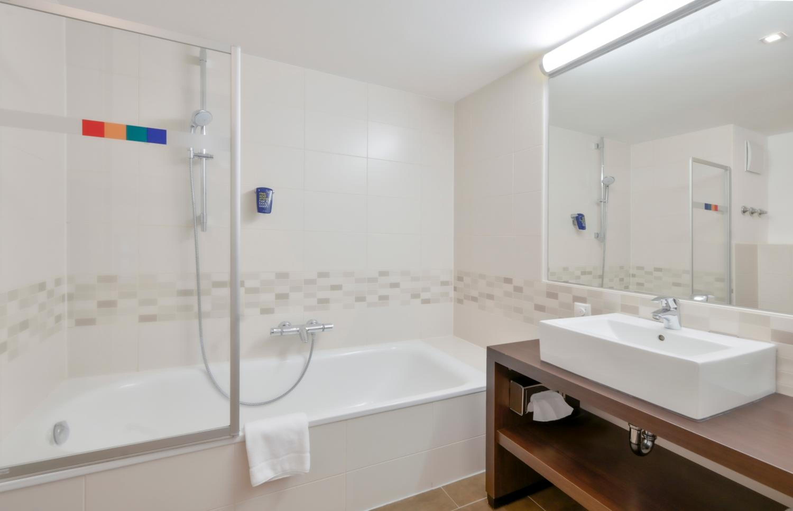 Superior Queen Room - Higher Floor/Non-Smoking - Photo 4