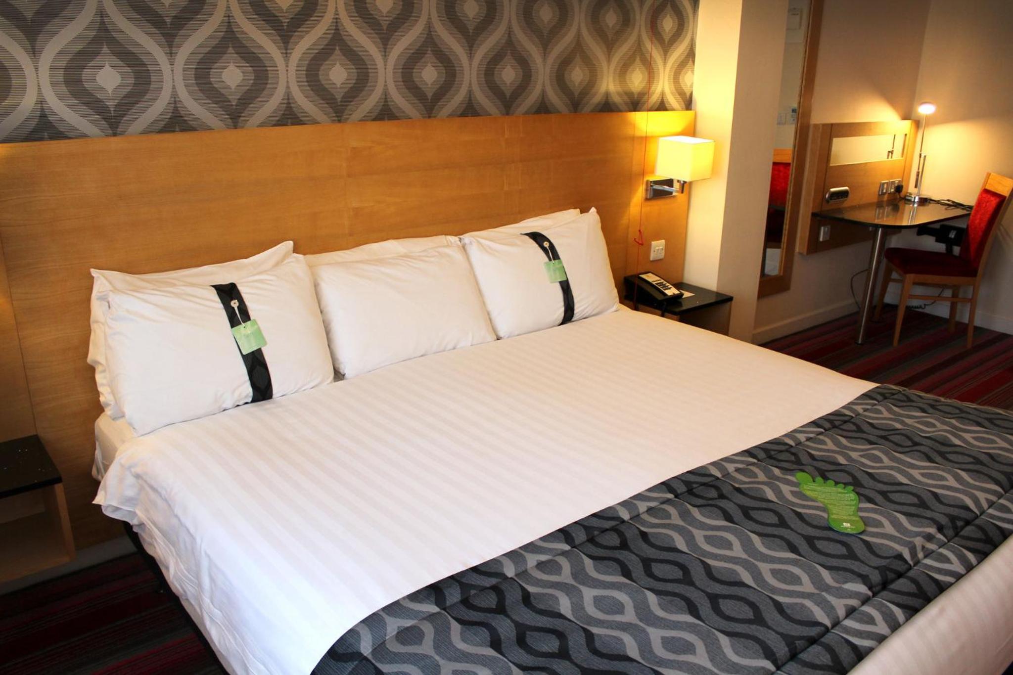 Standard King Room - Disability Access - Photo 5