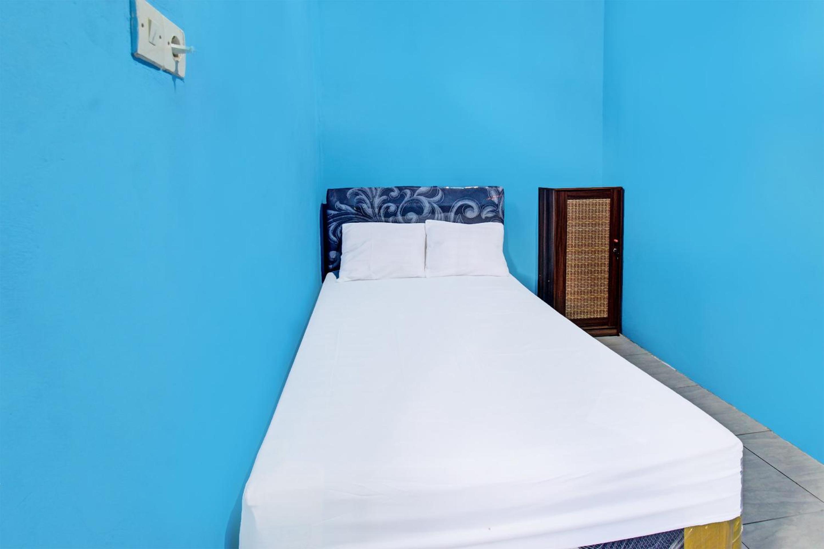 Budget Double Room - Photo 12