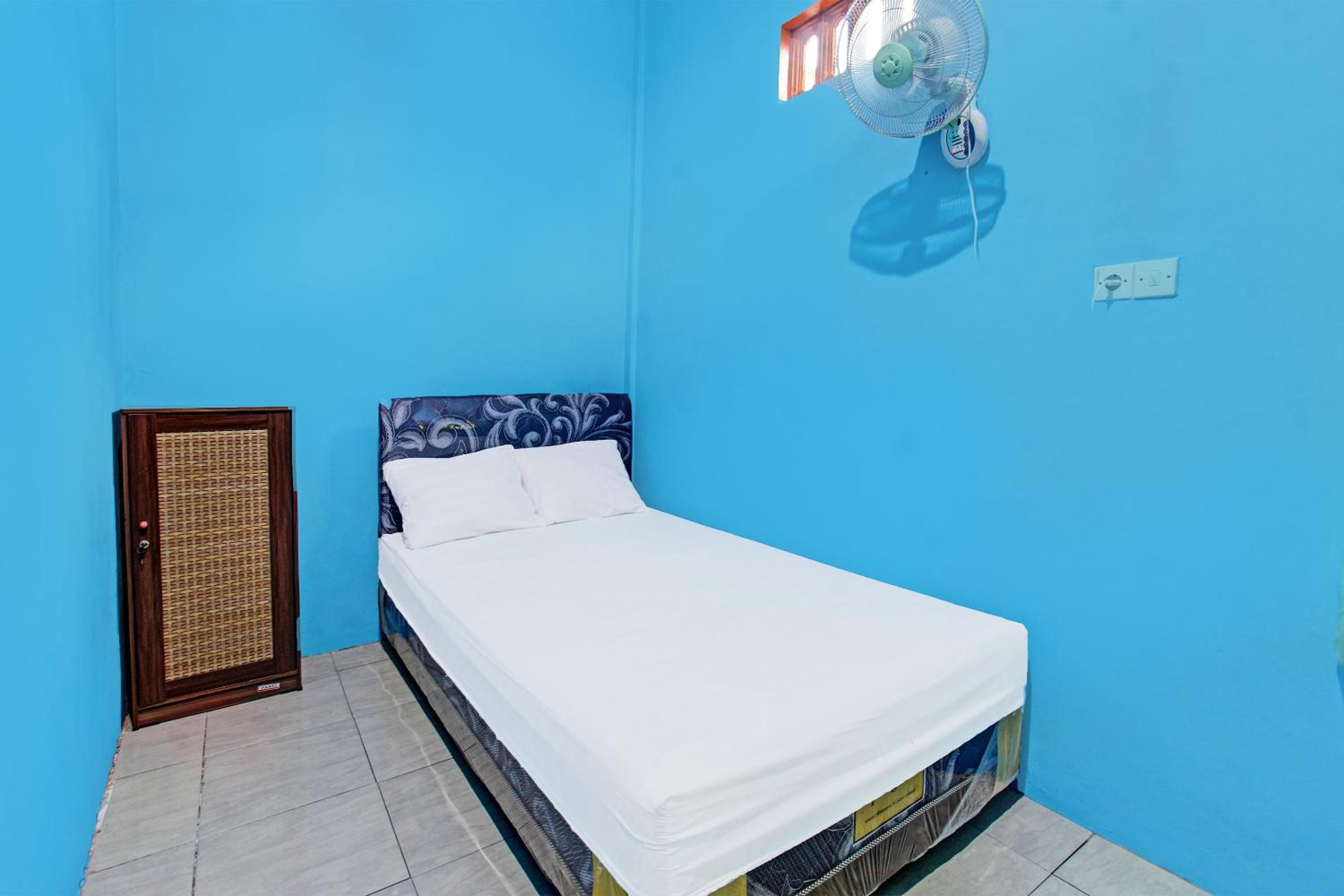 Budget Double Room - Photo 11