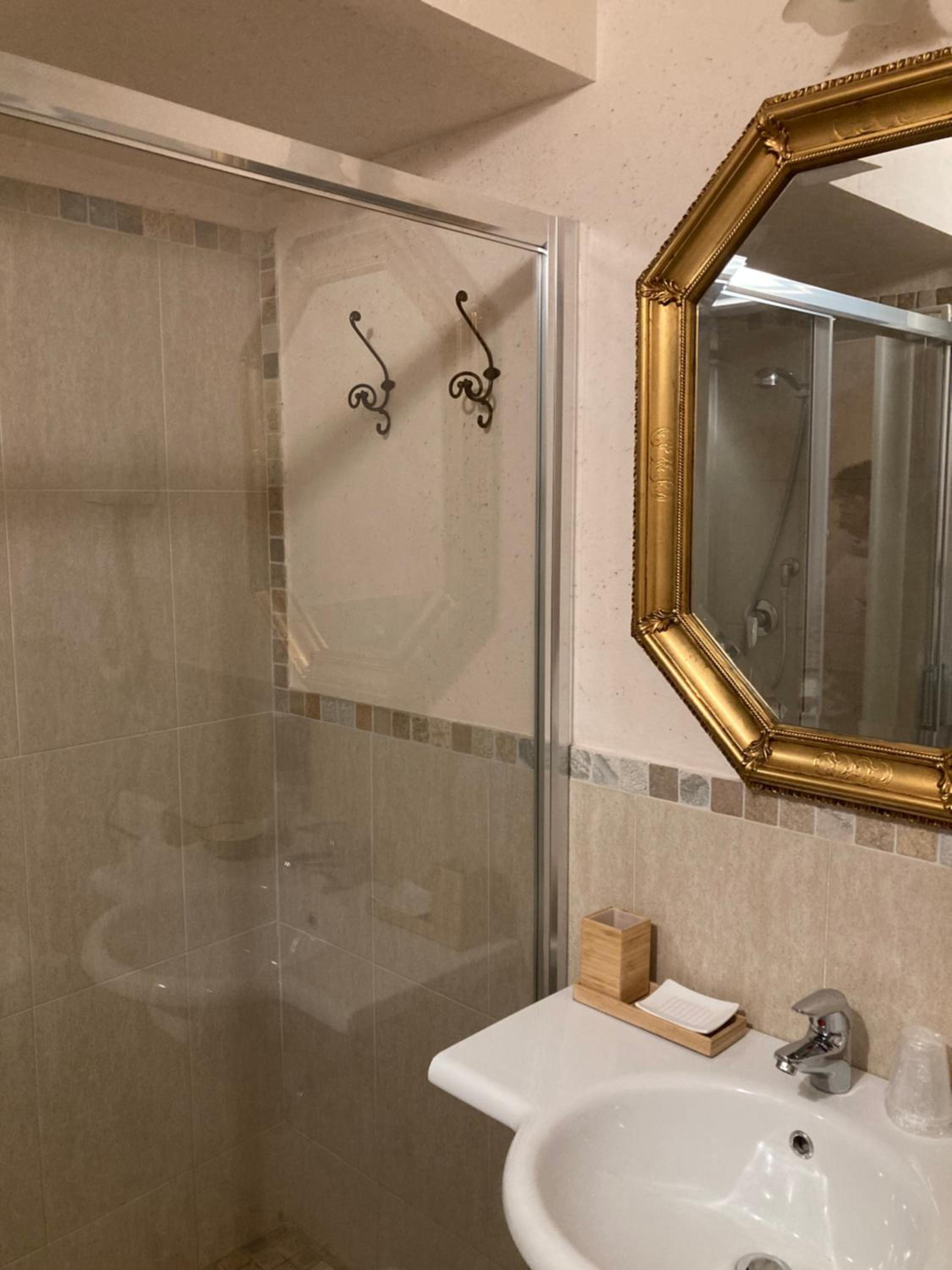 Deluxe King Room - Photo 5