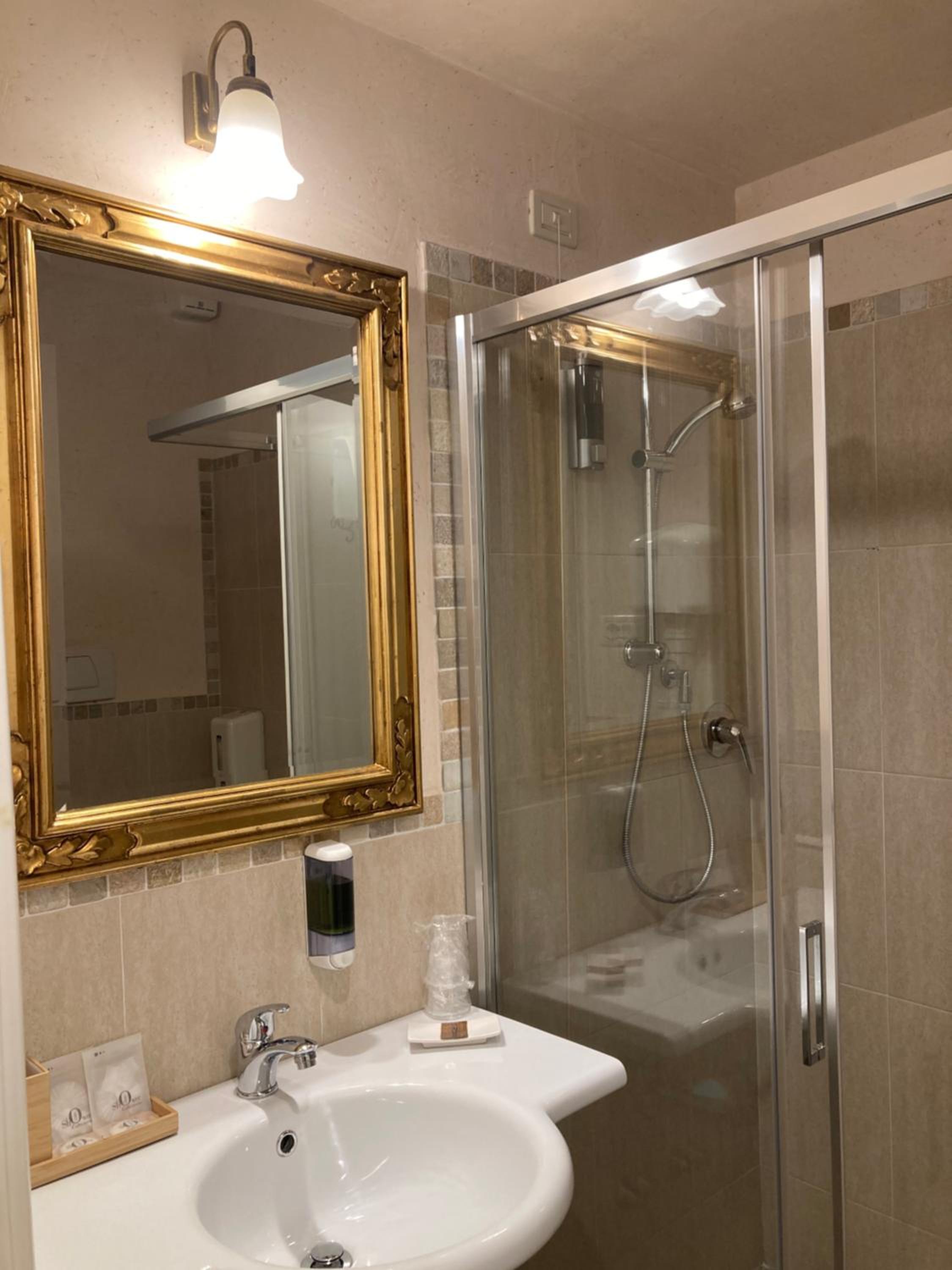 Superior King Room - Photo 4