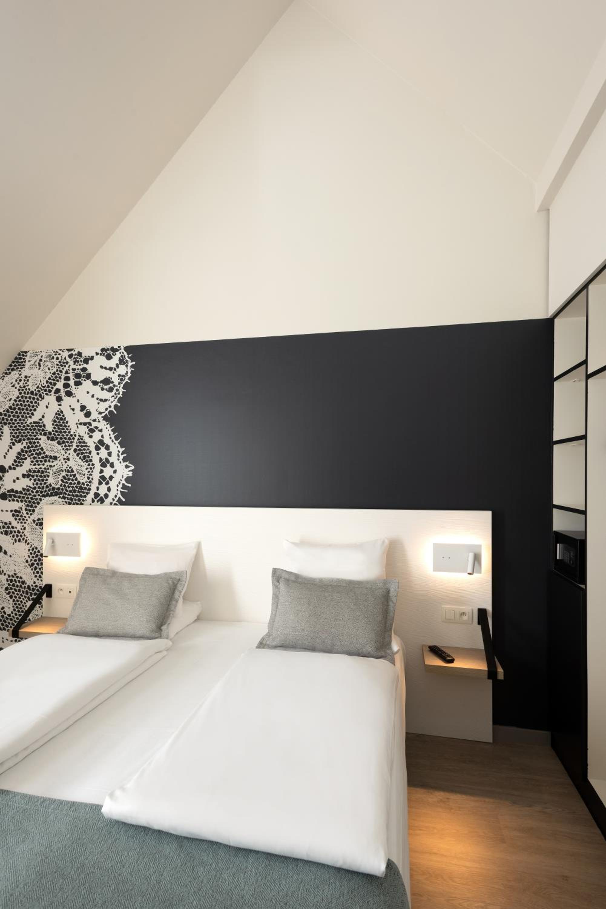 Double Room with Bath - Photo 7