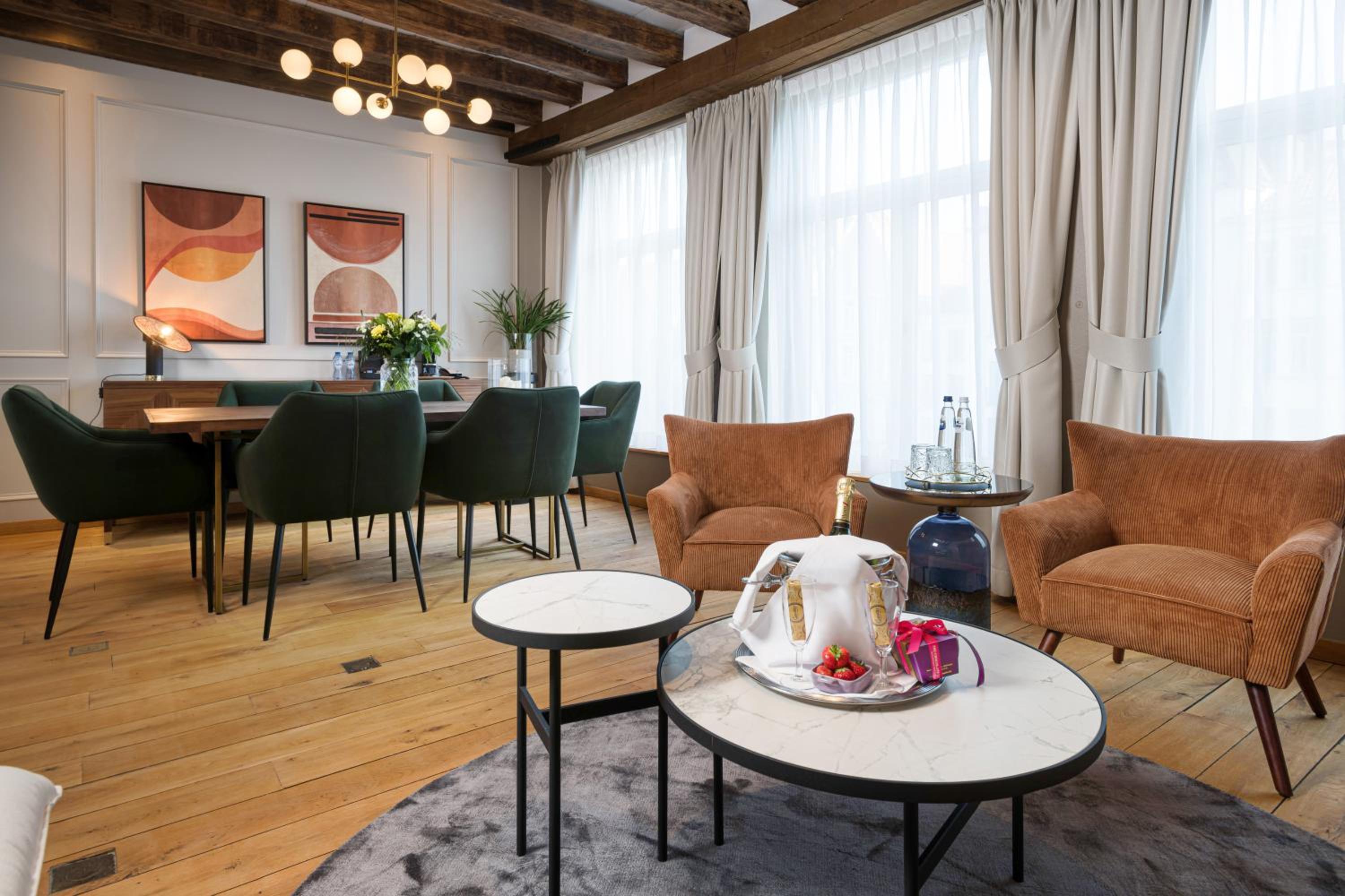 Deluxe Suite with canal view - Photo 2