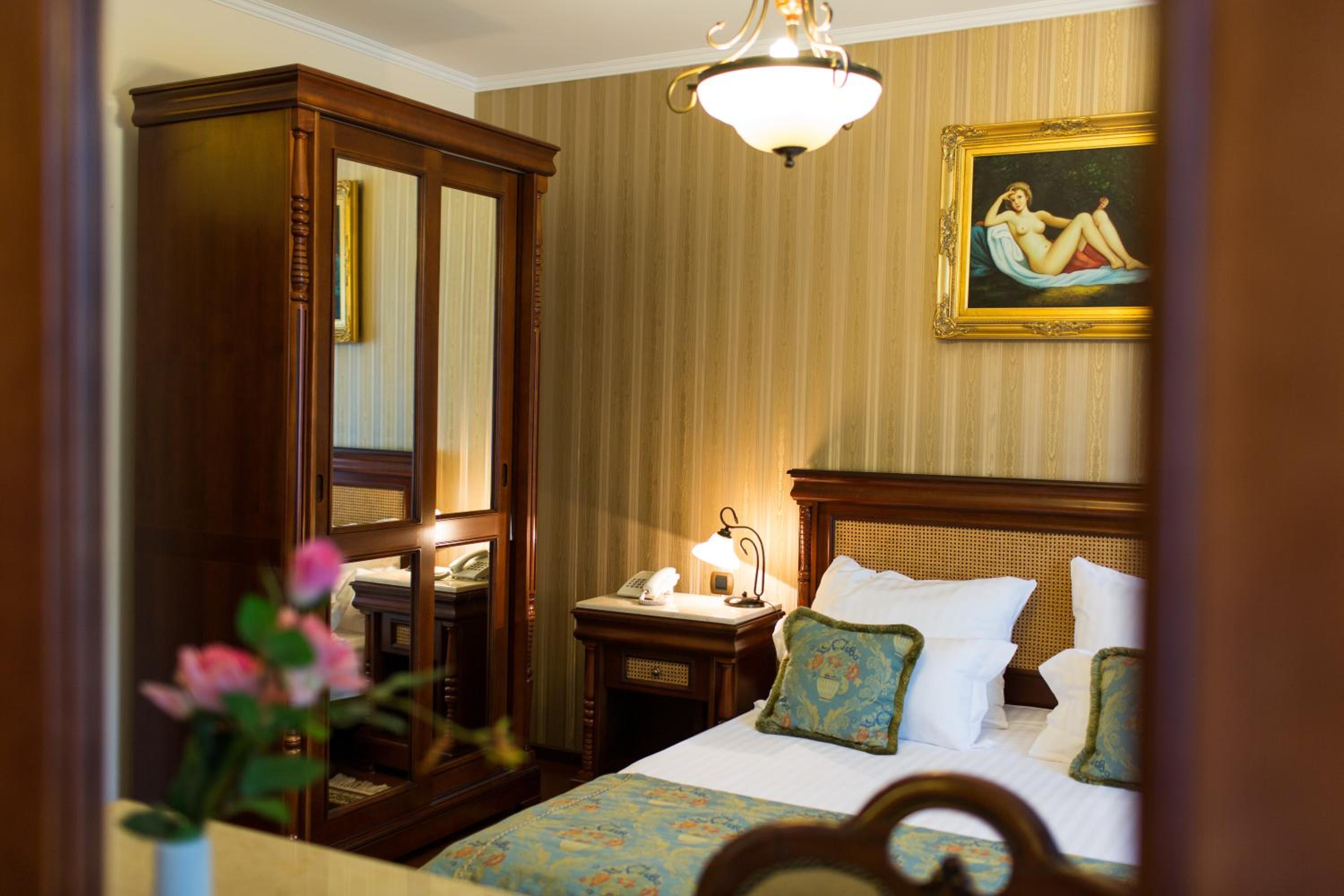 Double Room - Photo 7
