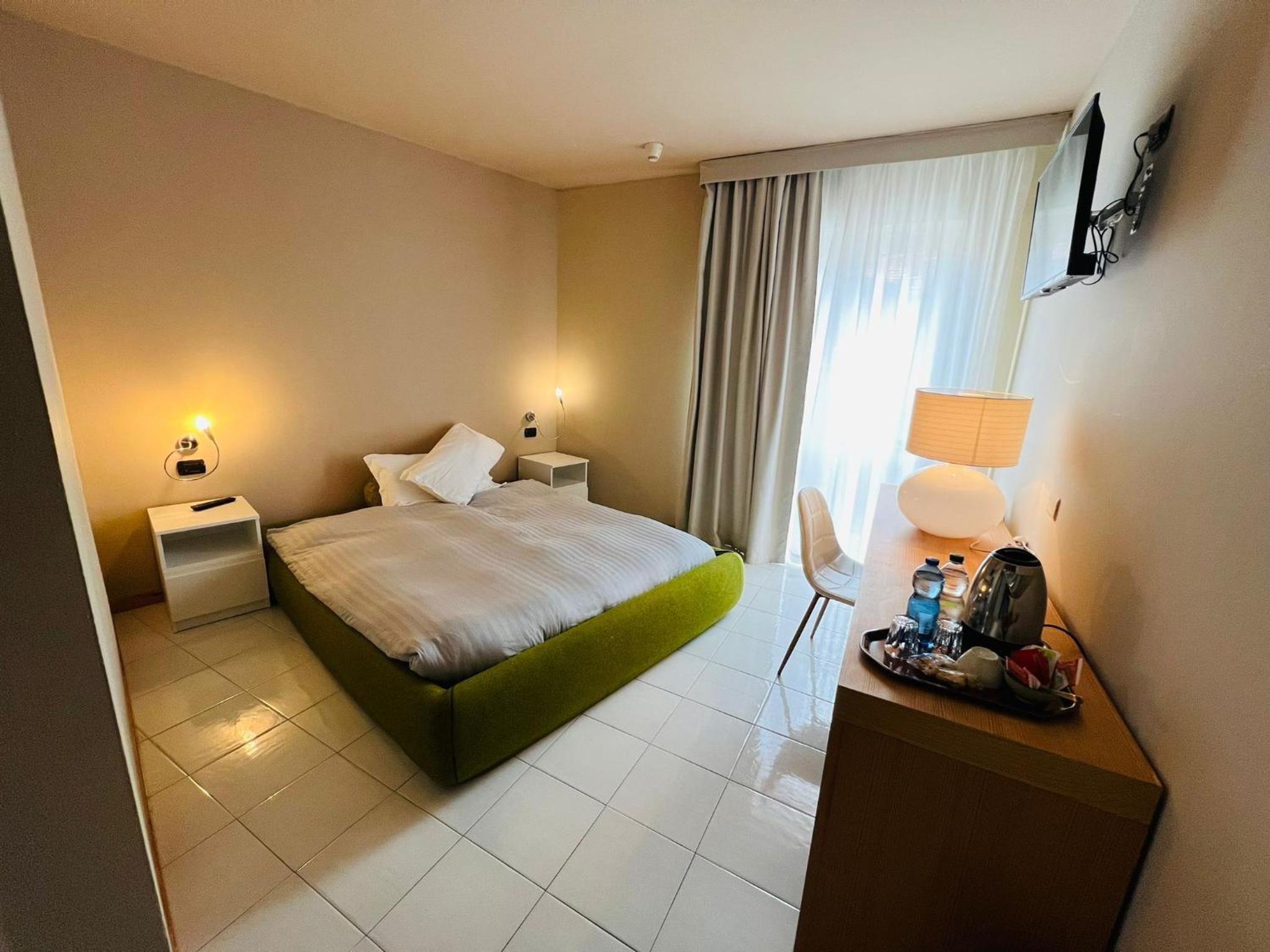Standard Double Room - Photo 12